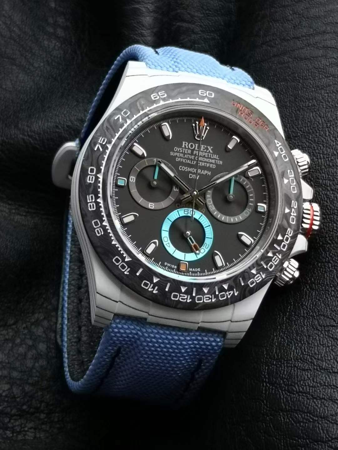 Daytona "RACING BLUE" in forged carbon with a blue strap