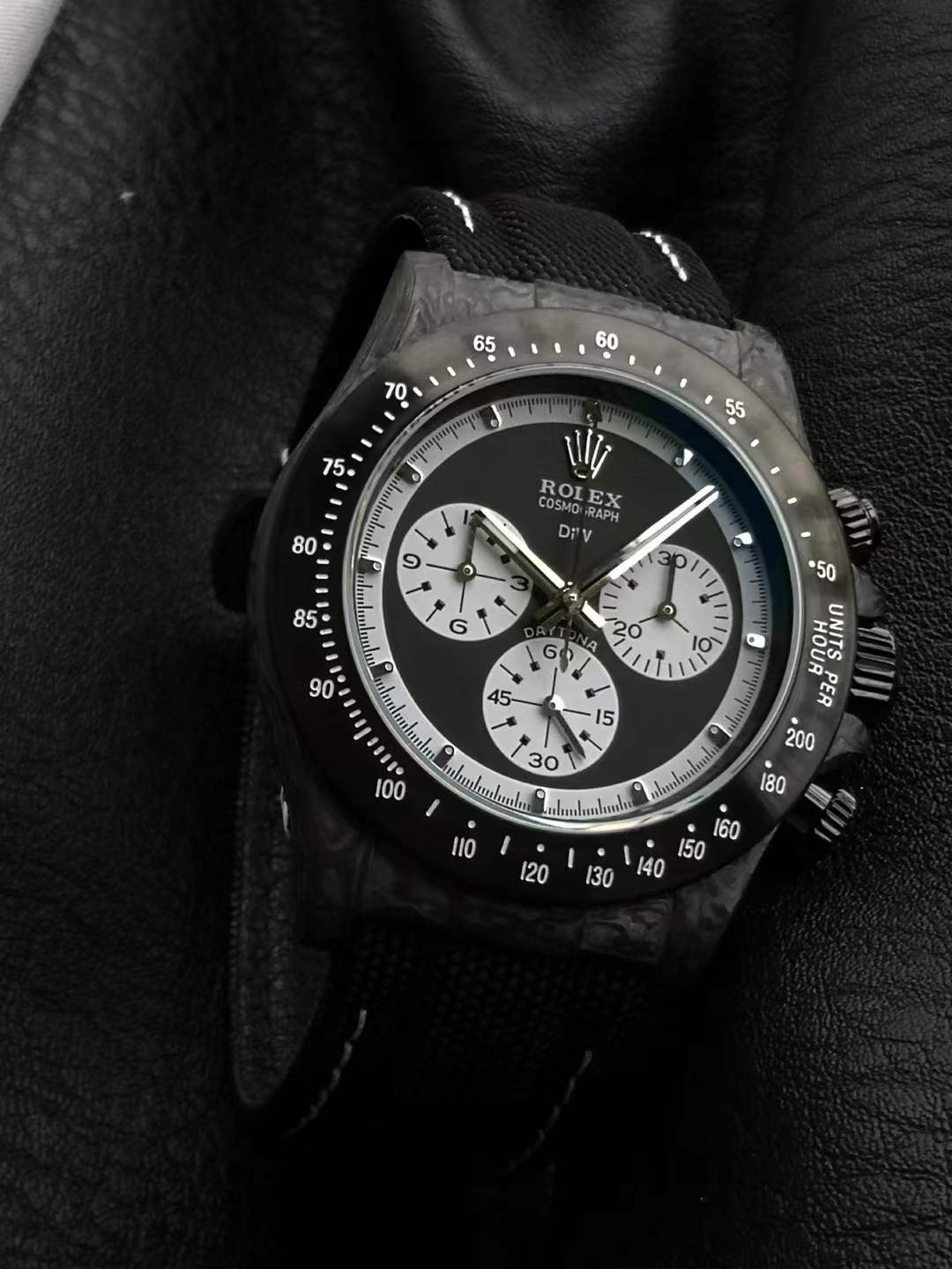 Daytona Cosmograph Paul Newman 40mm in forged carbon fiber with a black dial and white snailed counters