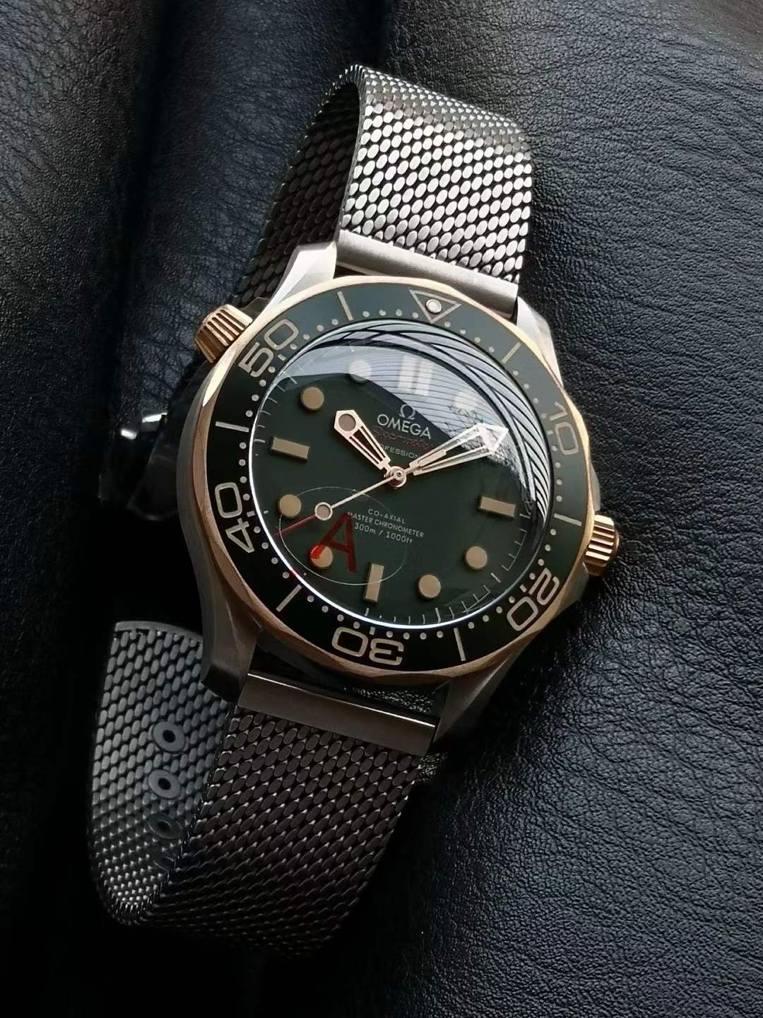 Omega Seamaster Diver 300M 42 mm watch in titanium and bronze gold with a green dial and a titanium mesh bracelet