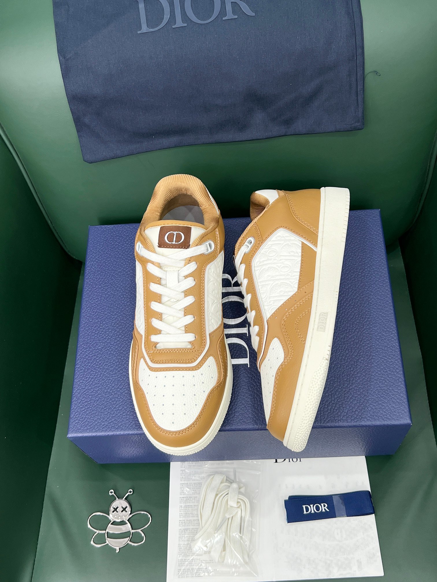 Dior B27 Low sneaker in a brown/cognac and white
