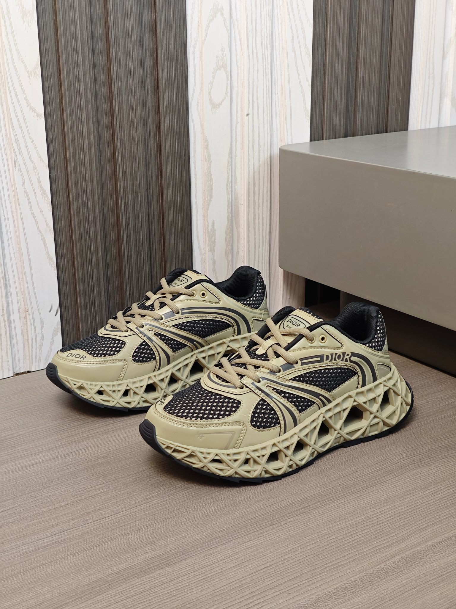 Dior B35 NXXT sneaker beige and black