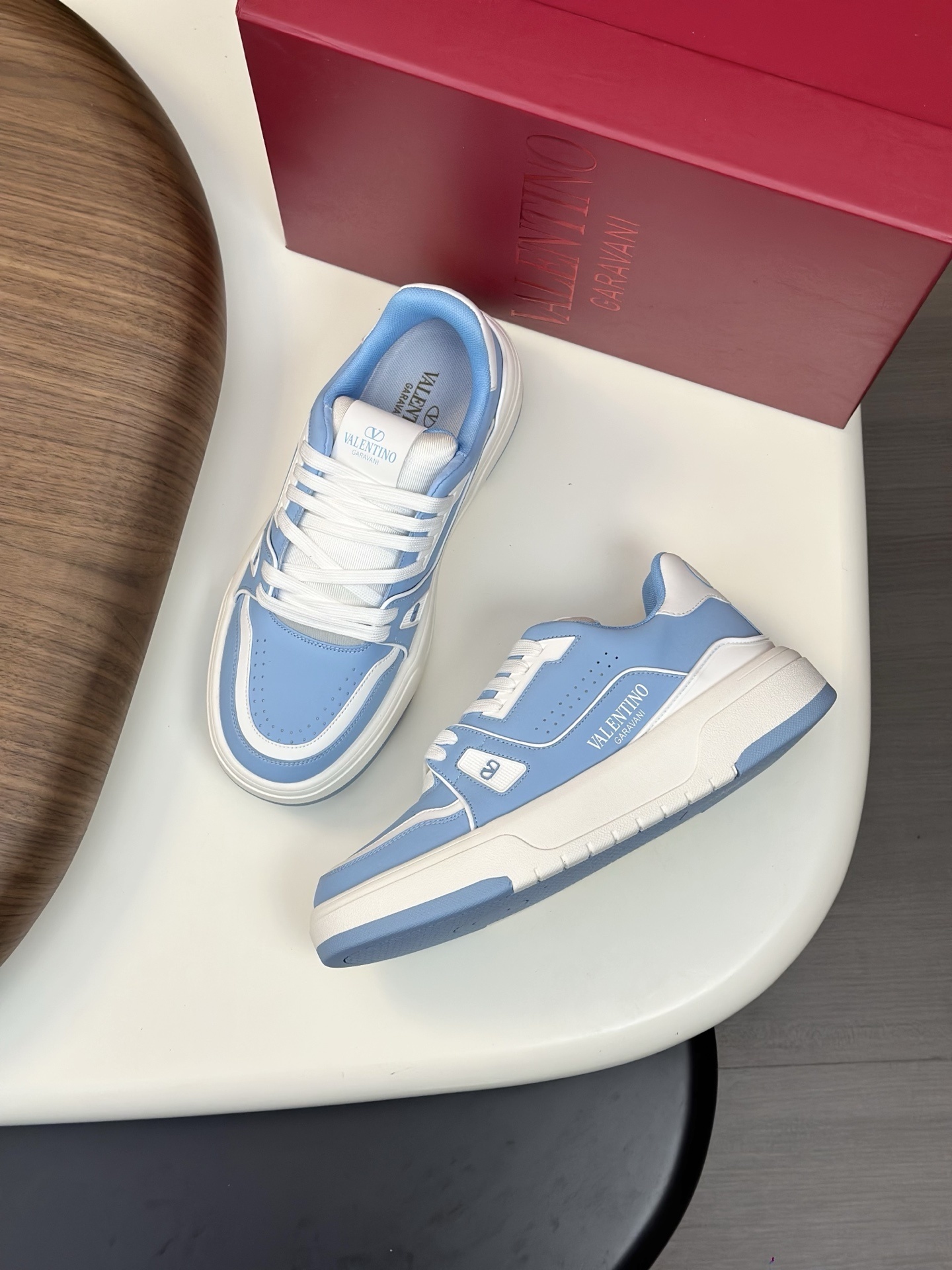 Valentino Trainer Low sneaker in the white and sky blue