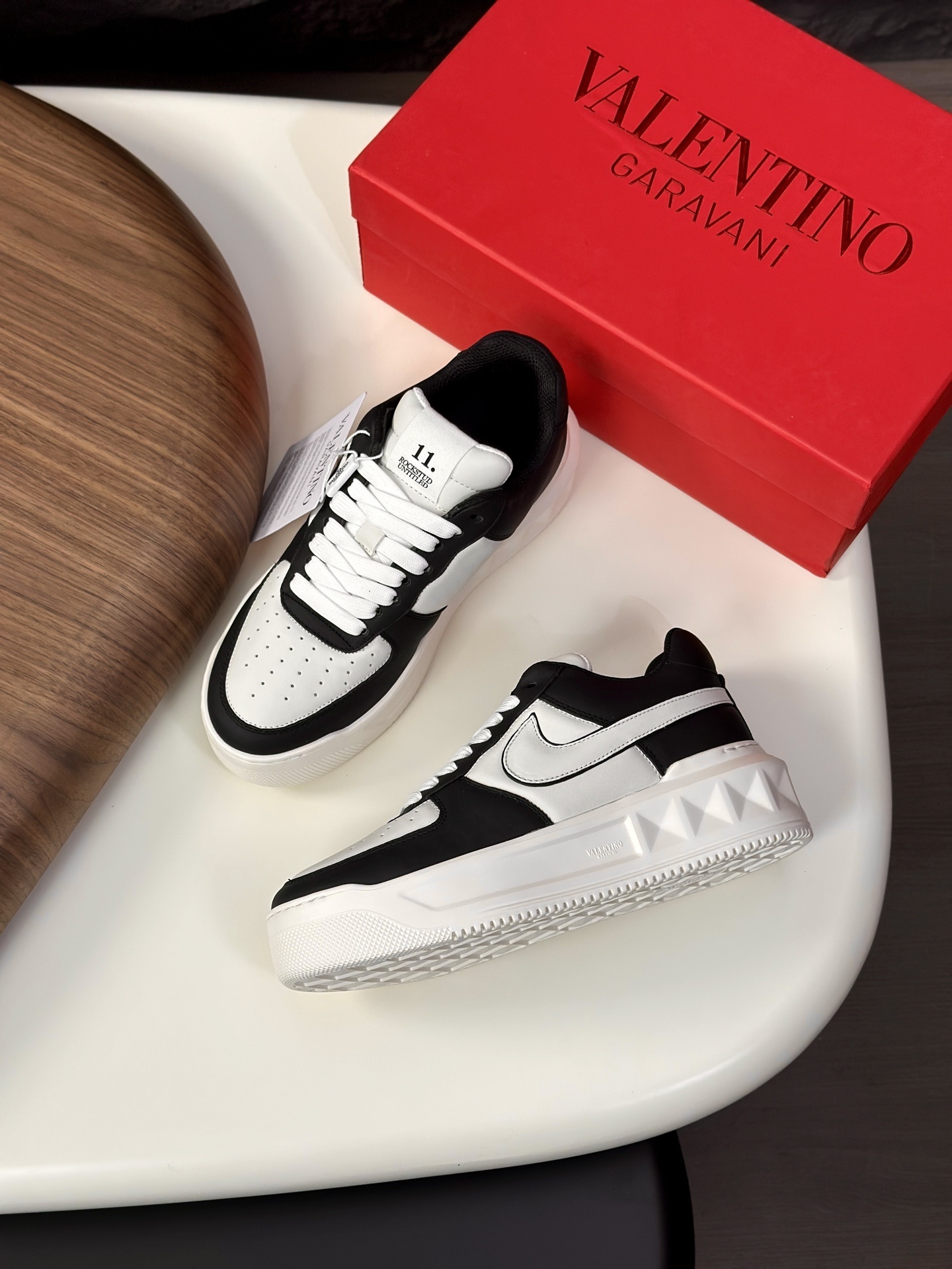Valentino sneaker in the black and white