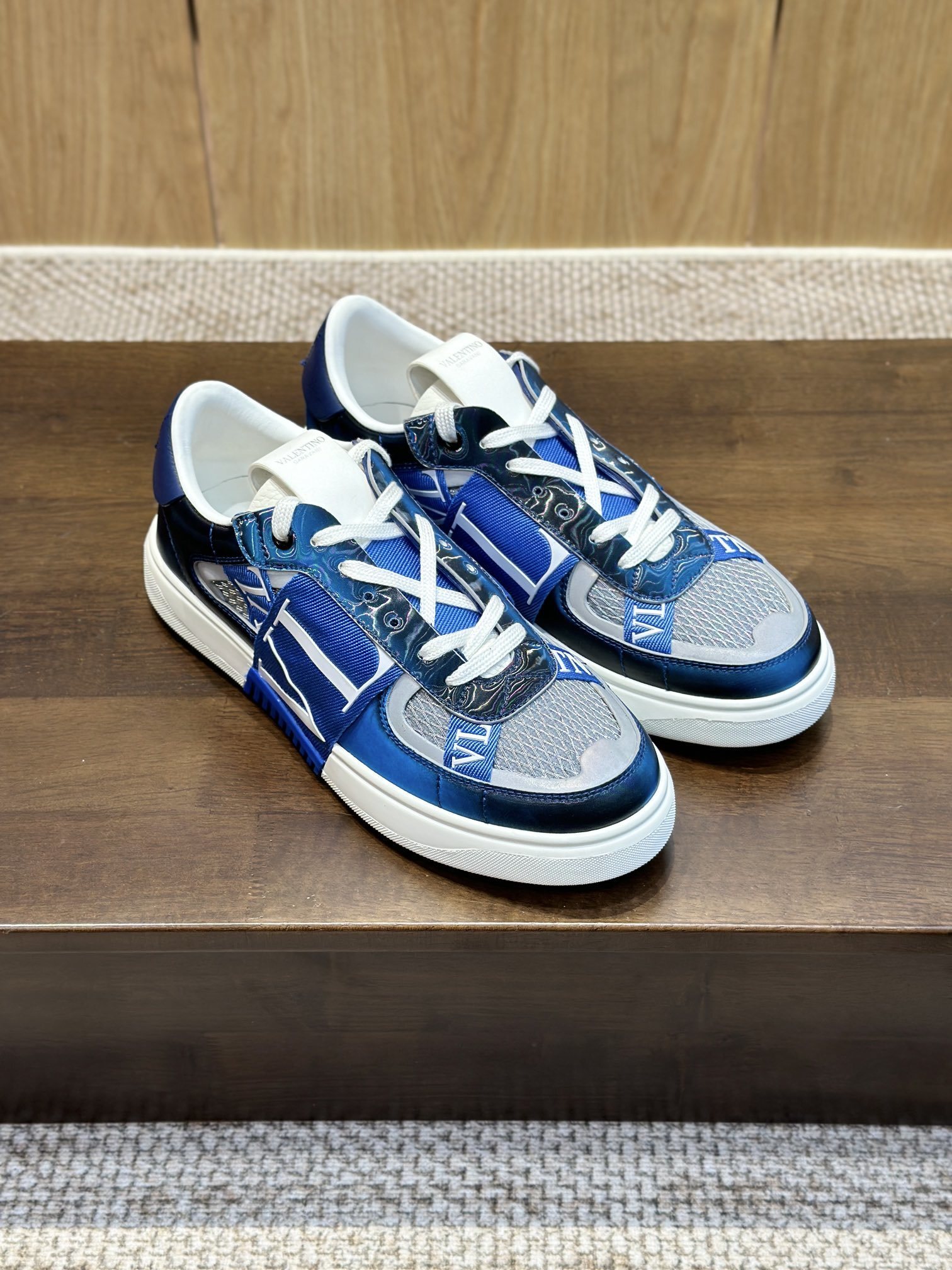 Valentino Garavani VL7N low-top sneakers in a white/blue color