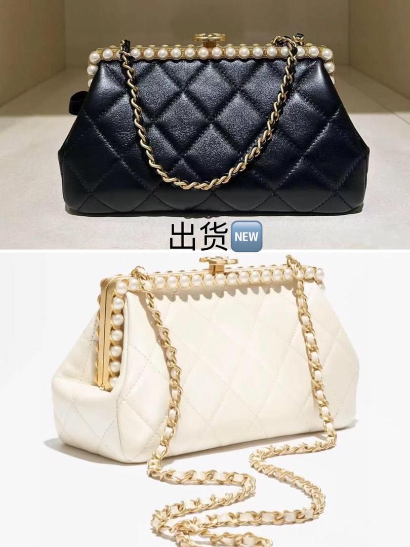 Chanel Cruise 2025/26 Clutch in light beige pearly lambskin, with imitation pearls and gold-tone metal hardware