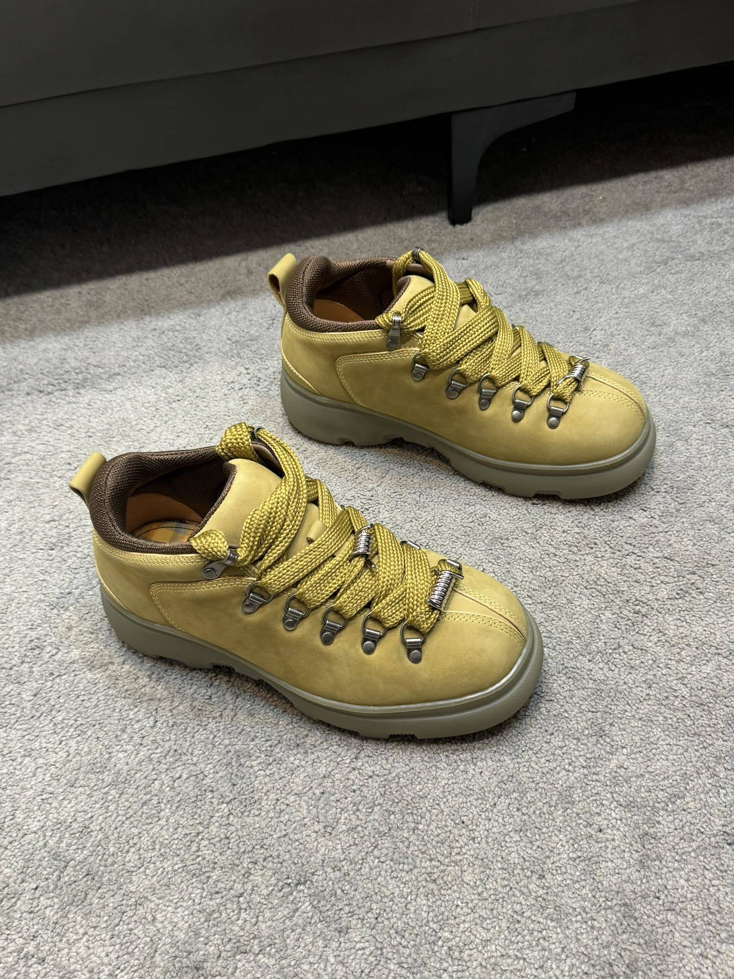 Burberry Men's Trek Manilla tan leather