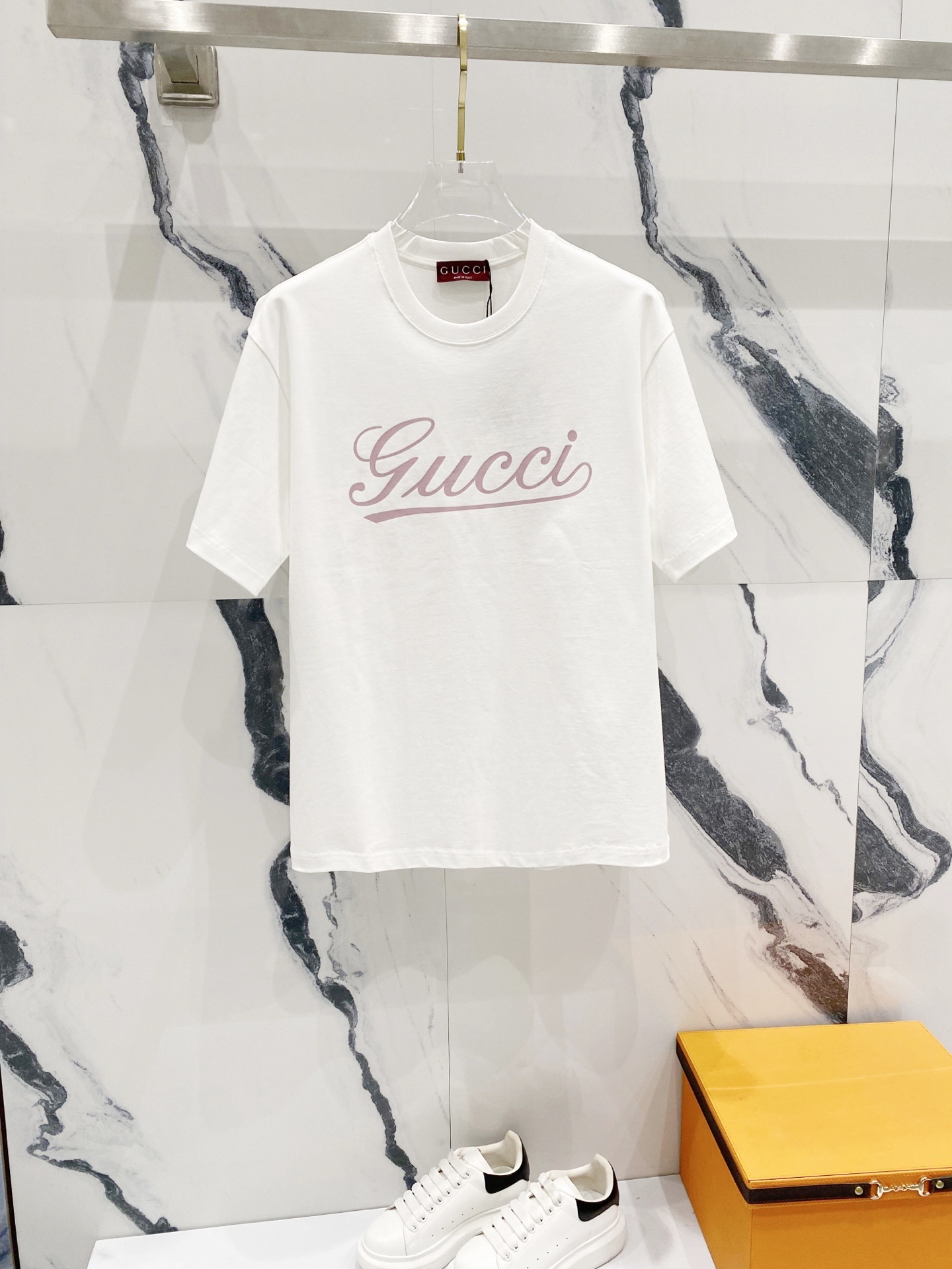 Gucci T-shirt with a pink logo