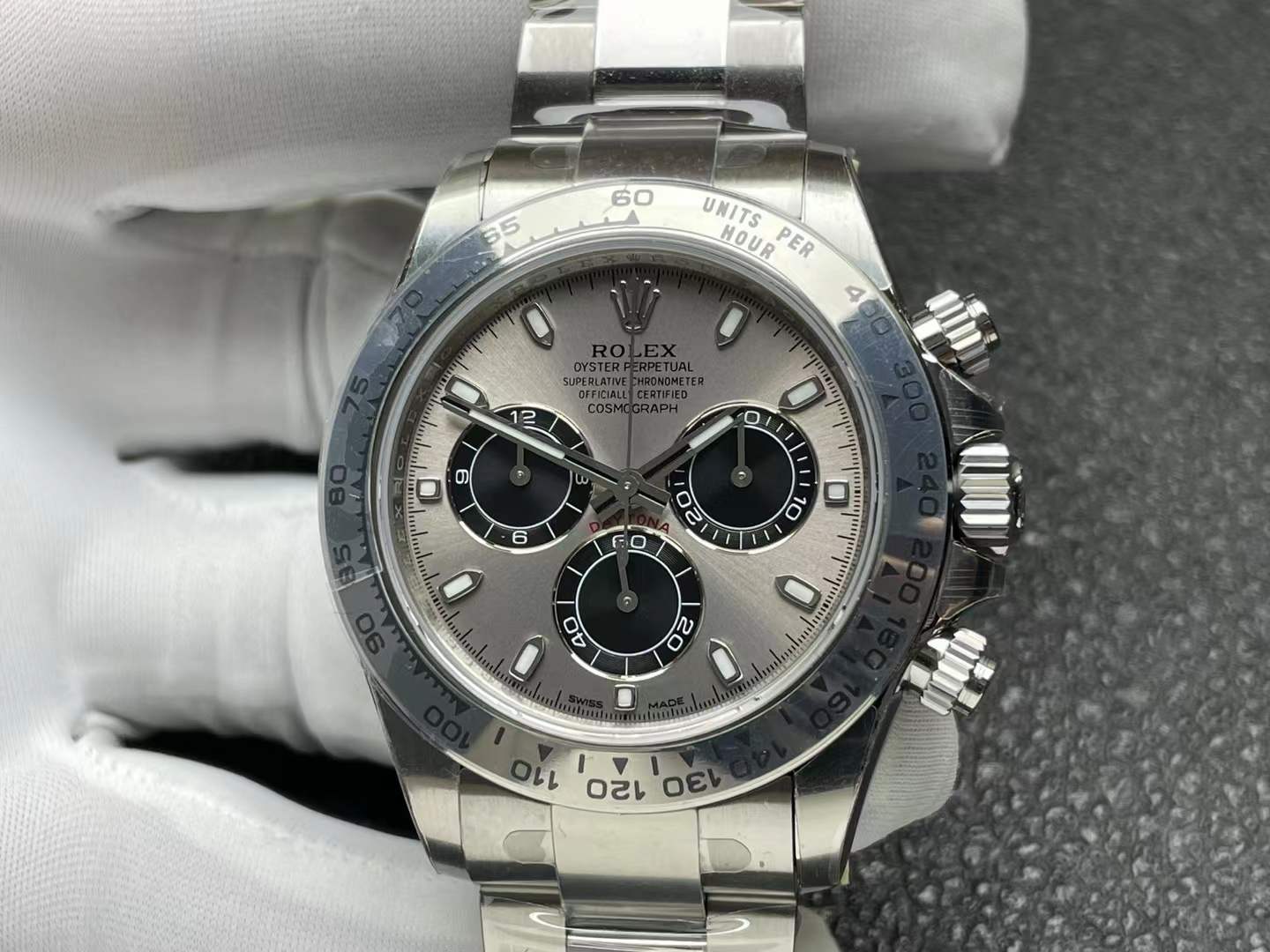 Oyster Perpetual Cosmograph Daytona in 18 ct white gold with a steel and black dial