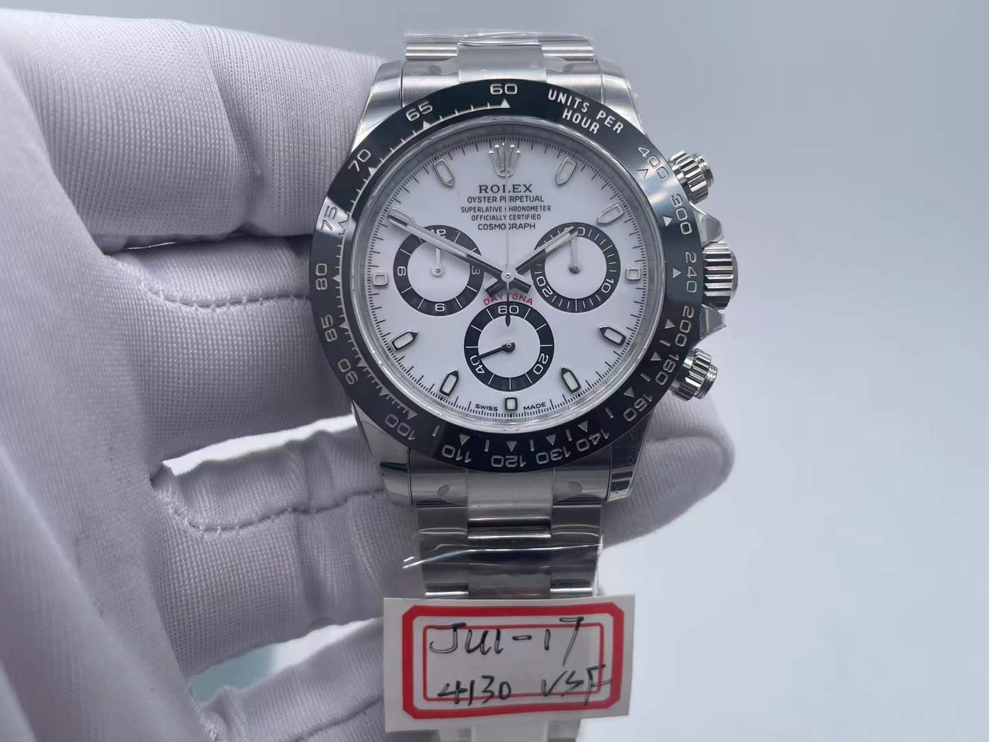 Cosmograph Daytona M126500LN in Oystersteel with a white dial and black Cerachrom bezel