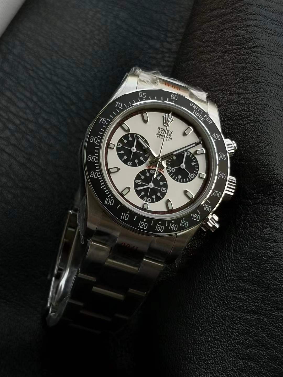 Oyster Perpetual Cosmograph Daytona chronograph wristwatch with a steel case and a white "panda" dial