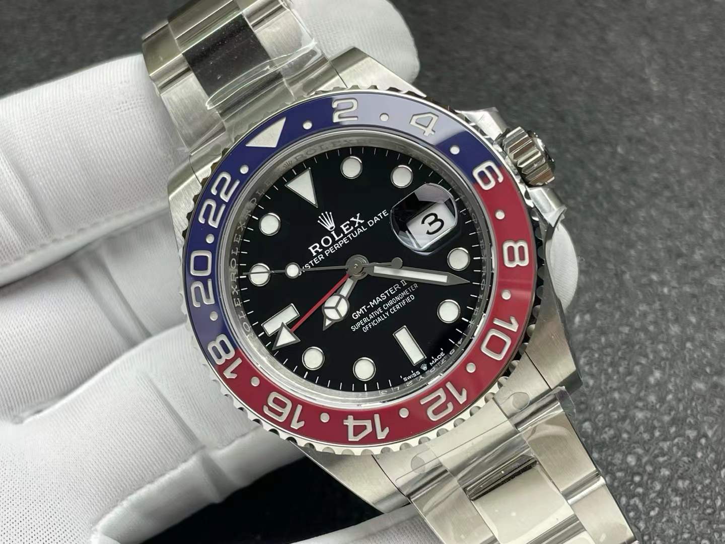 GMT-Master II 'Pepsi' watch in Oystersteel with a black dial and a red and blue Cerachrom bezel insert