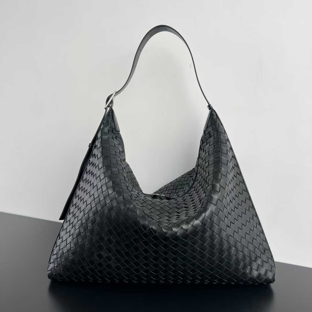 Bottega Veneta Traveler black Intrecciato hobo bag