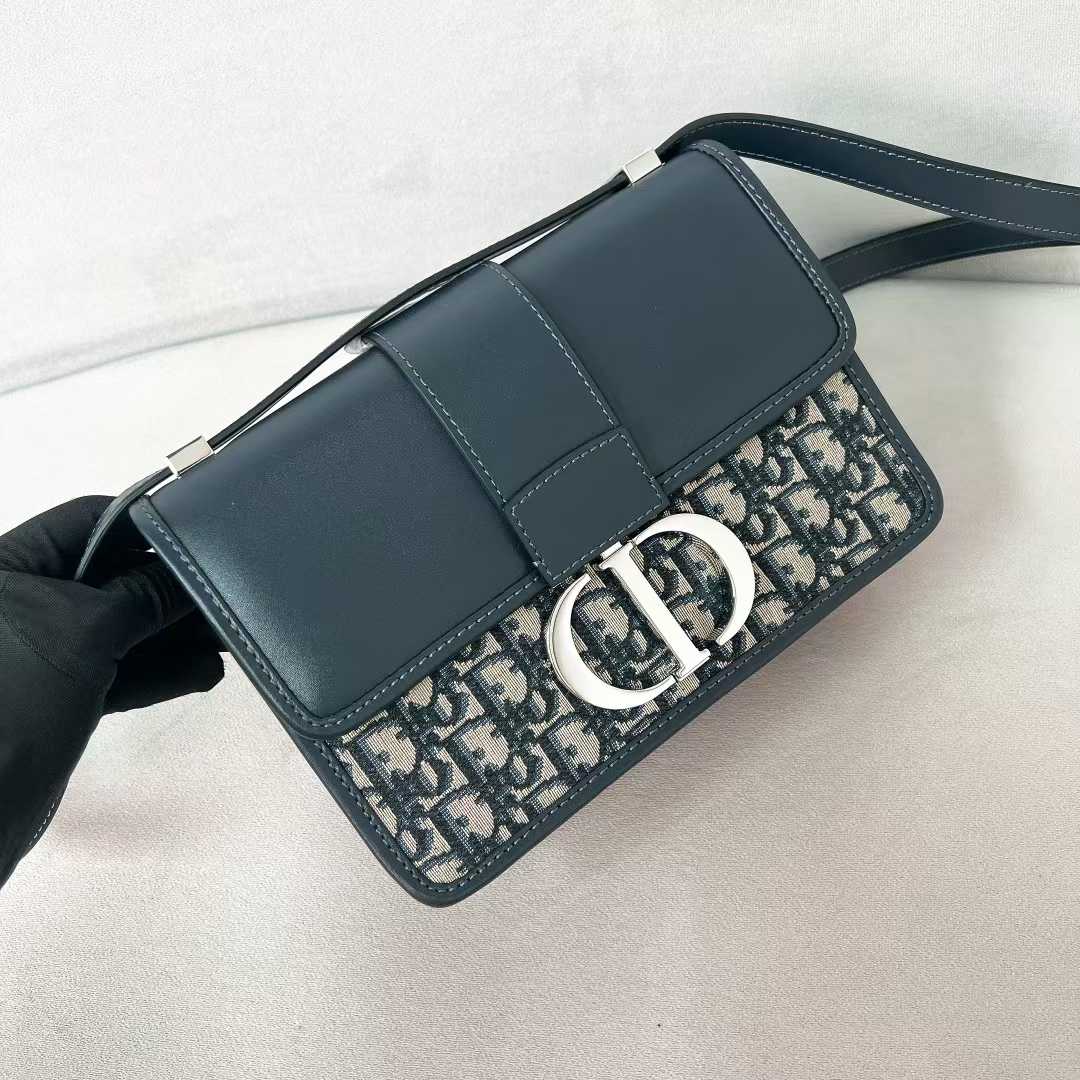 Dior 30 Montaigne bag in blue Dior Oblique jacquard canvas and tonal smooth calfskin