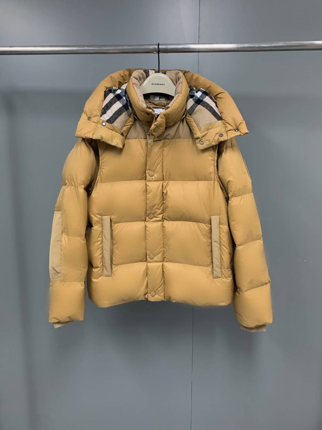 Burberry 'Leeds' detachable-sleeve hooded down jacket in a honey/beige