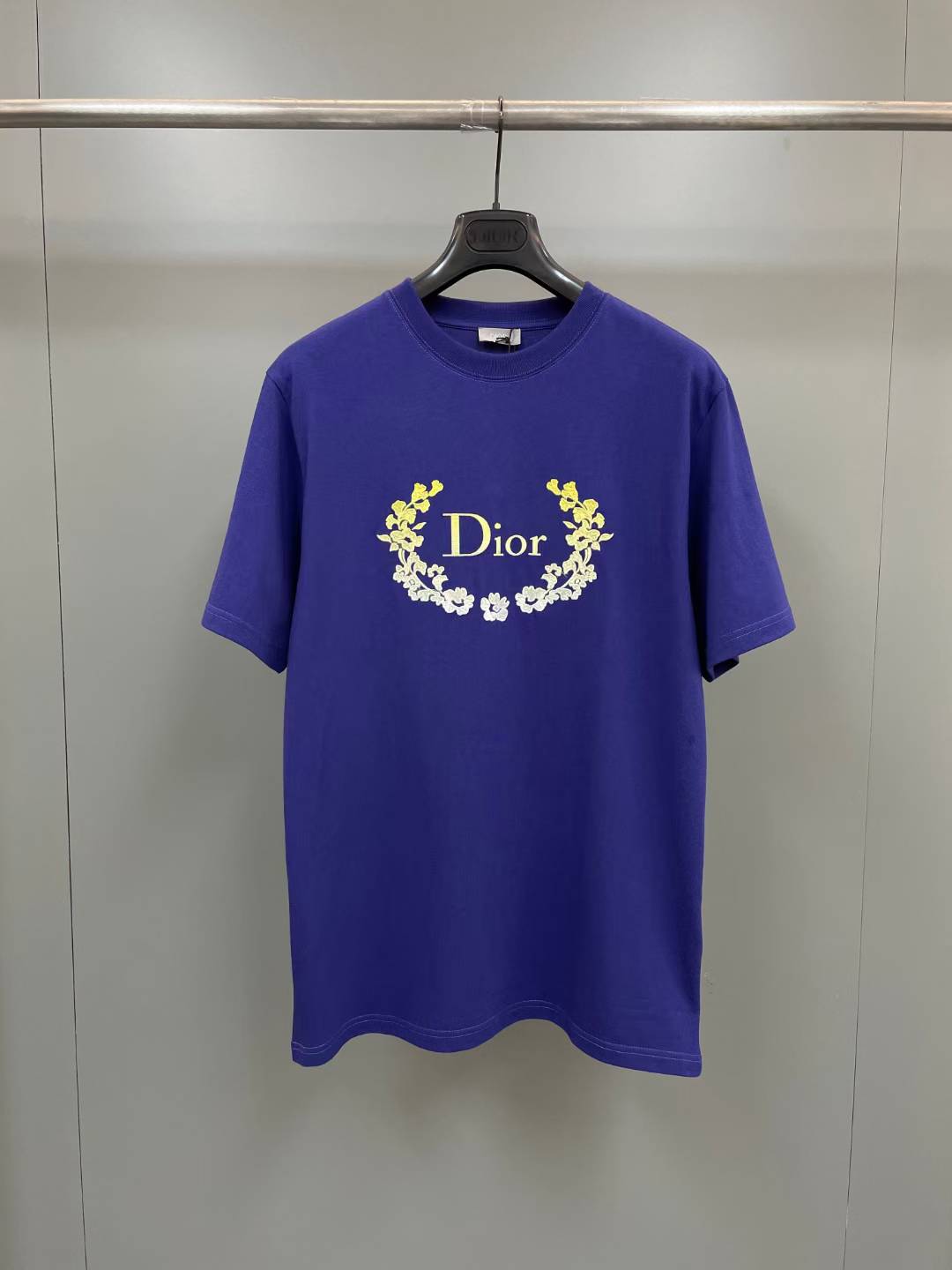 Dior Men 2023 Signature Logo T-Shirt in purple cotton jersey with a yellow and white floral emblem