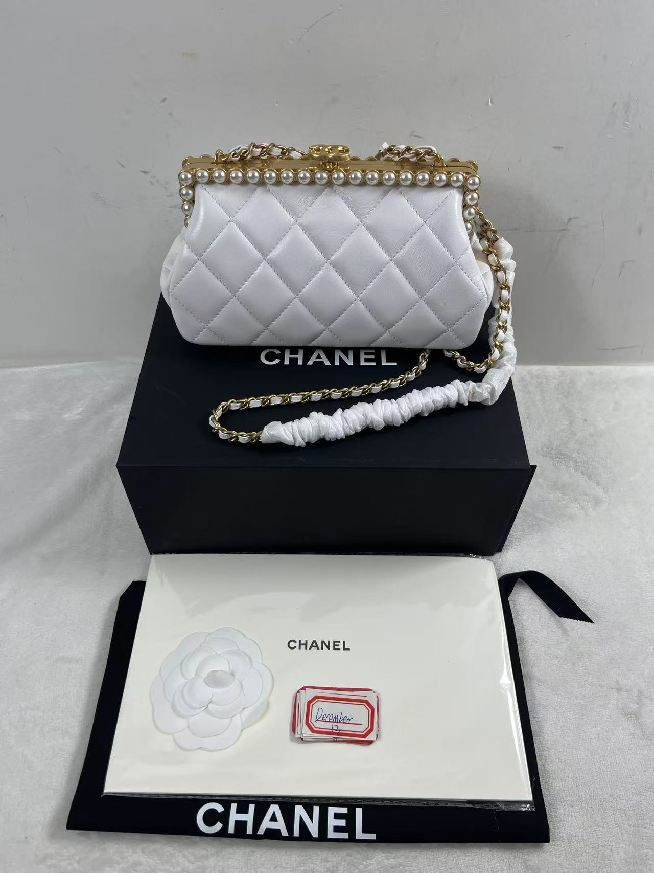 Chanel clutch bag with a pearl and chain strap