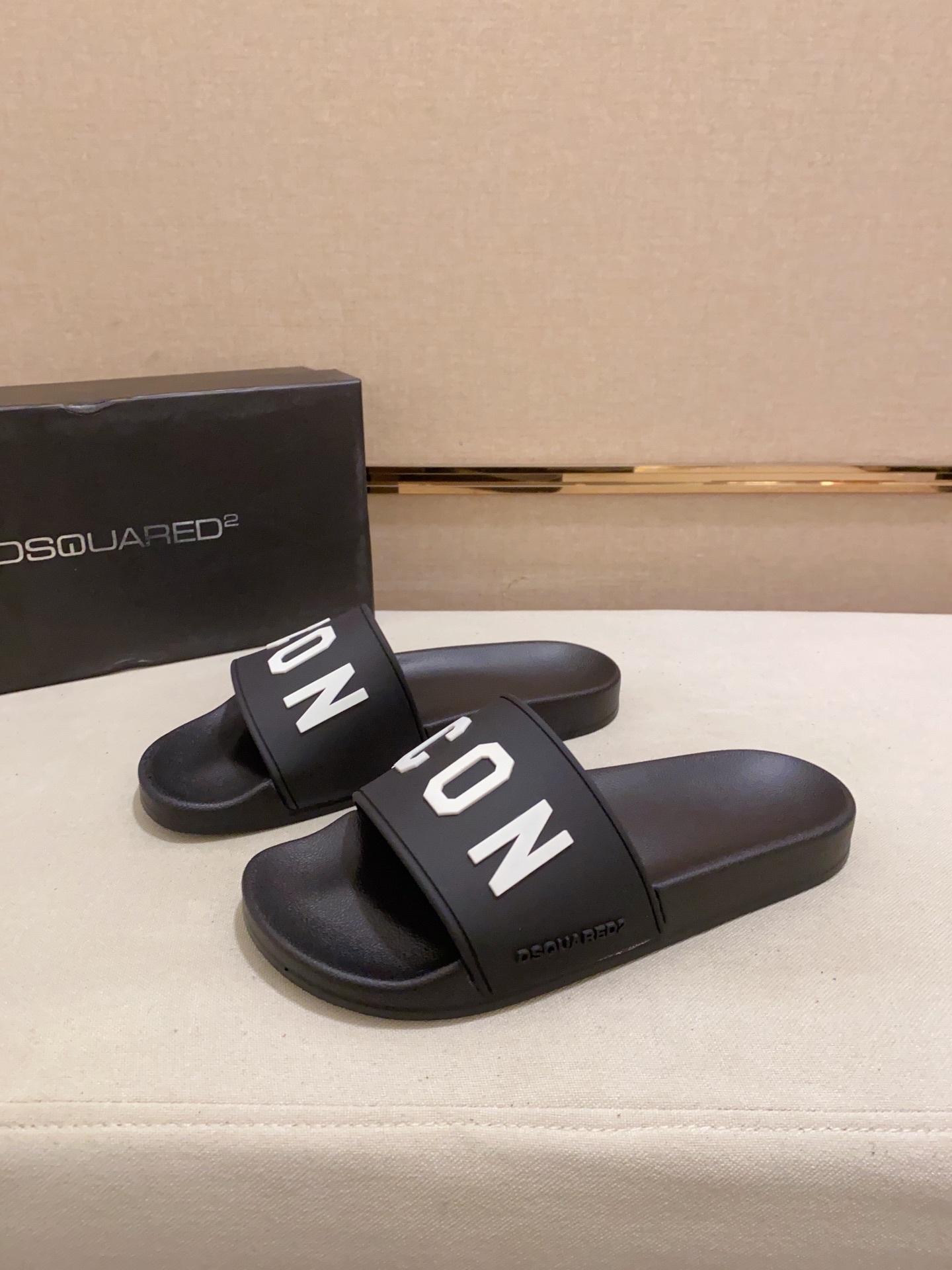 Dsquared2 Be Icon slides made of rubber or polyurethane