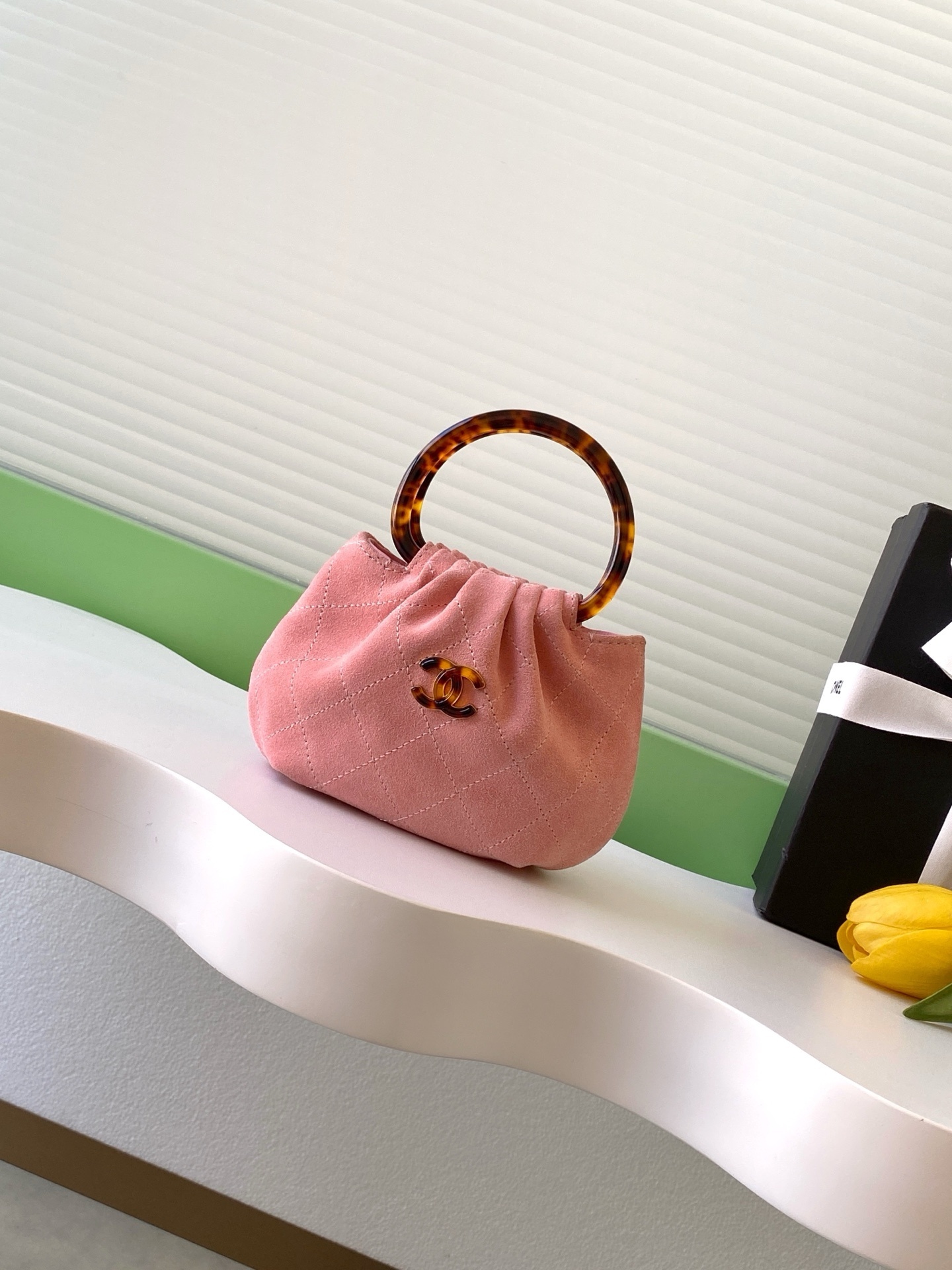 Chanel small hobo bag in pink suede calfskin with a tortoise-shell effect plexi handle