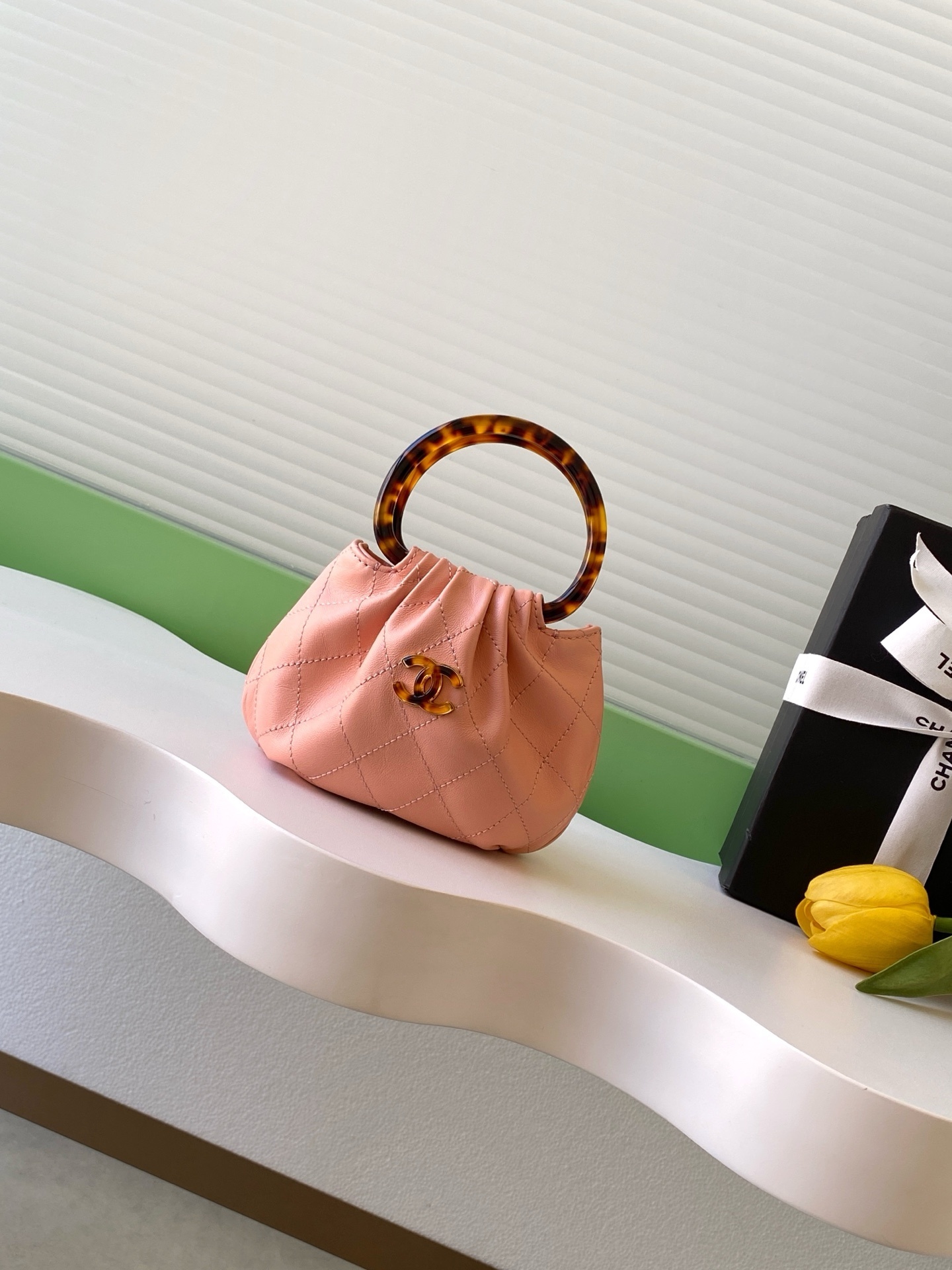 Chanel small hobo bag in pink suede calfskin with a tortoise-shell effect plexi and gold-tone metal handle