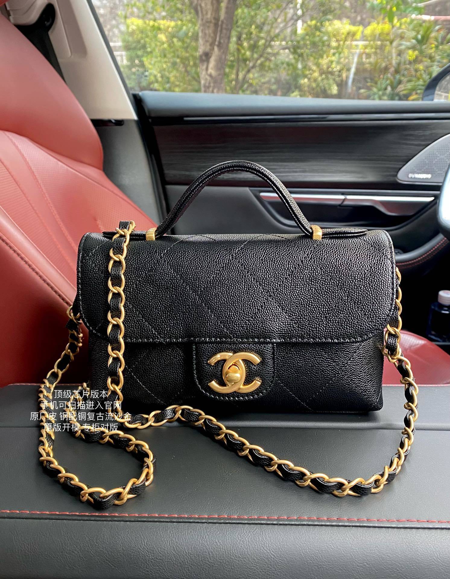 Chanel shoulder bag in caviar leather with gold-tone hardware