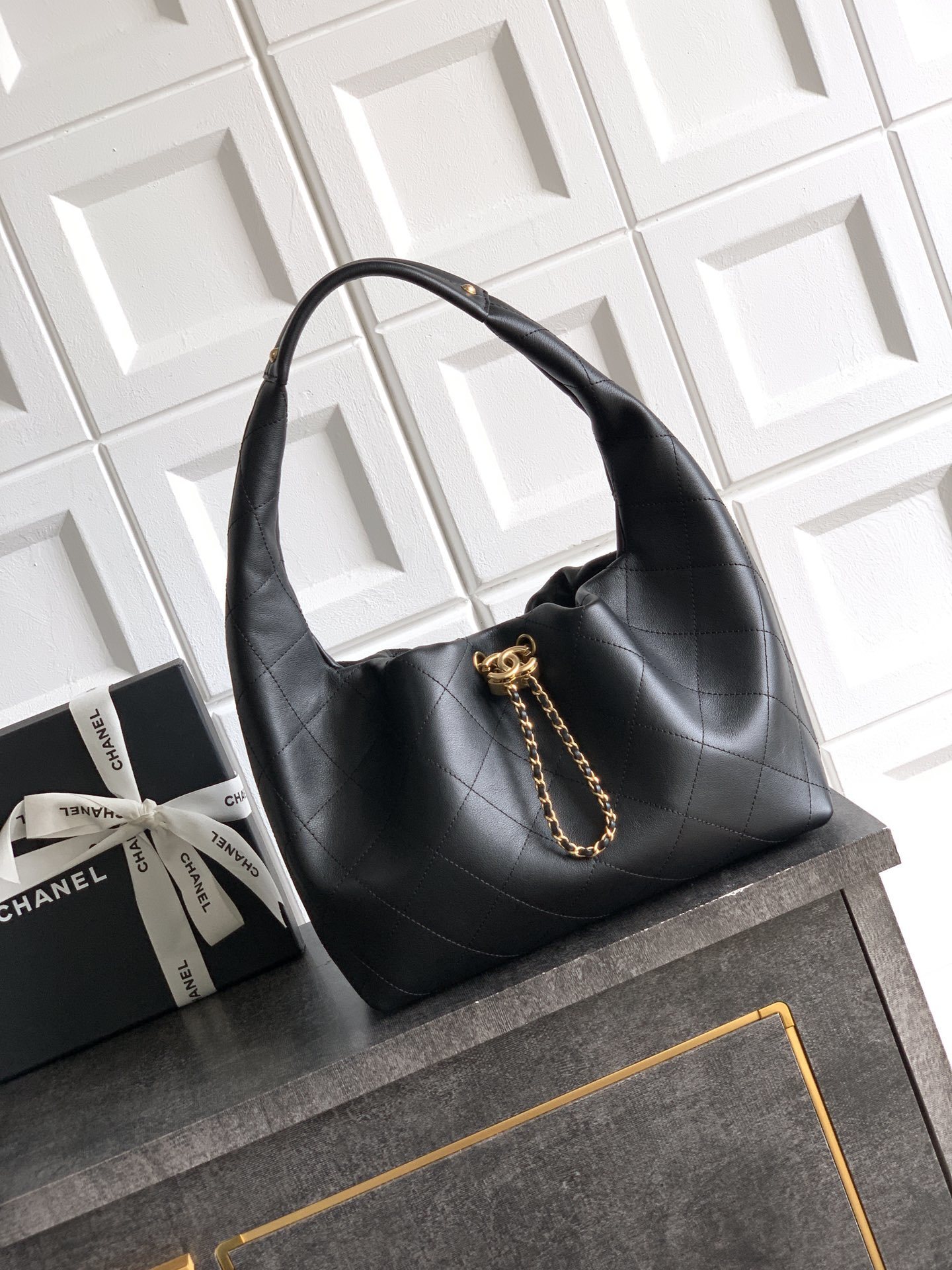 Chanel large hobo bag in black calfskin and gold-tone metal