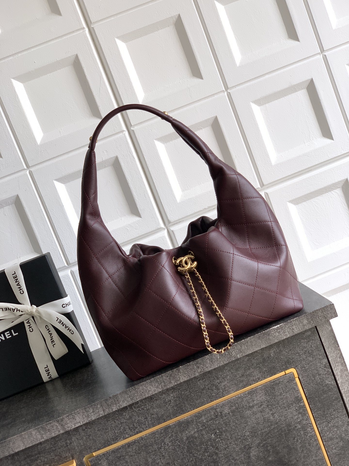 Chanel hobo bag in burgundy leather with gold-tone hardware