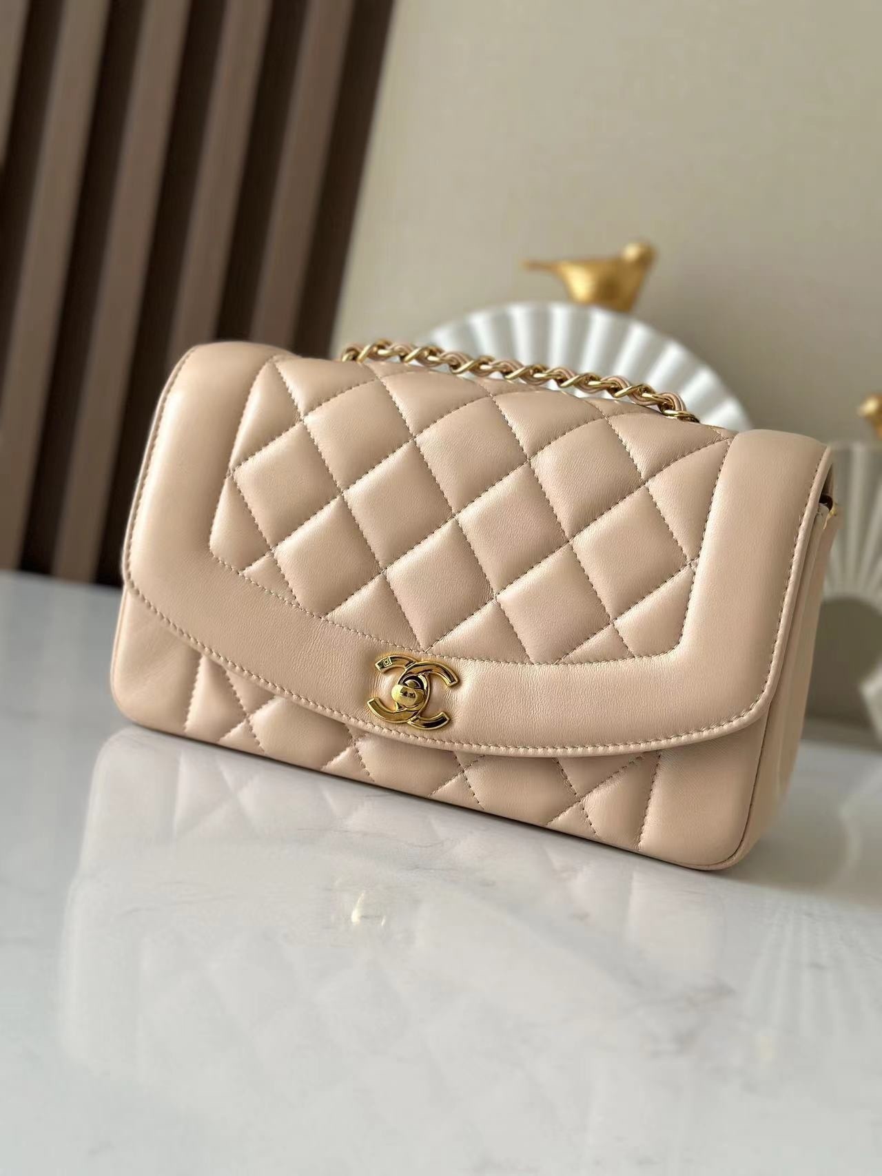 Chanel Diana flap bag in beige lambskin leather with gold-tone hardware
