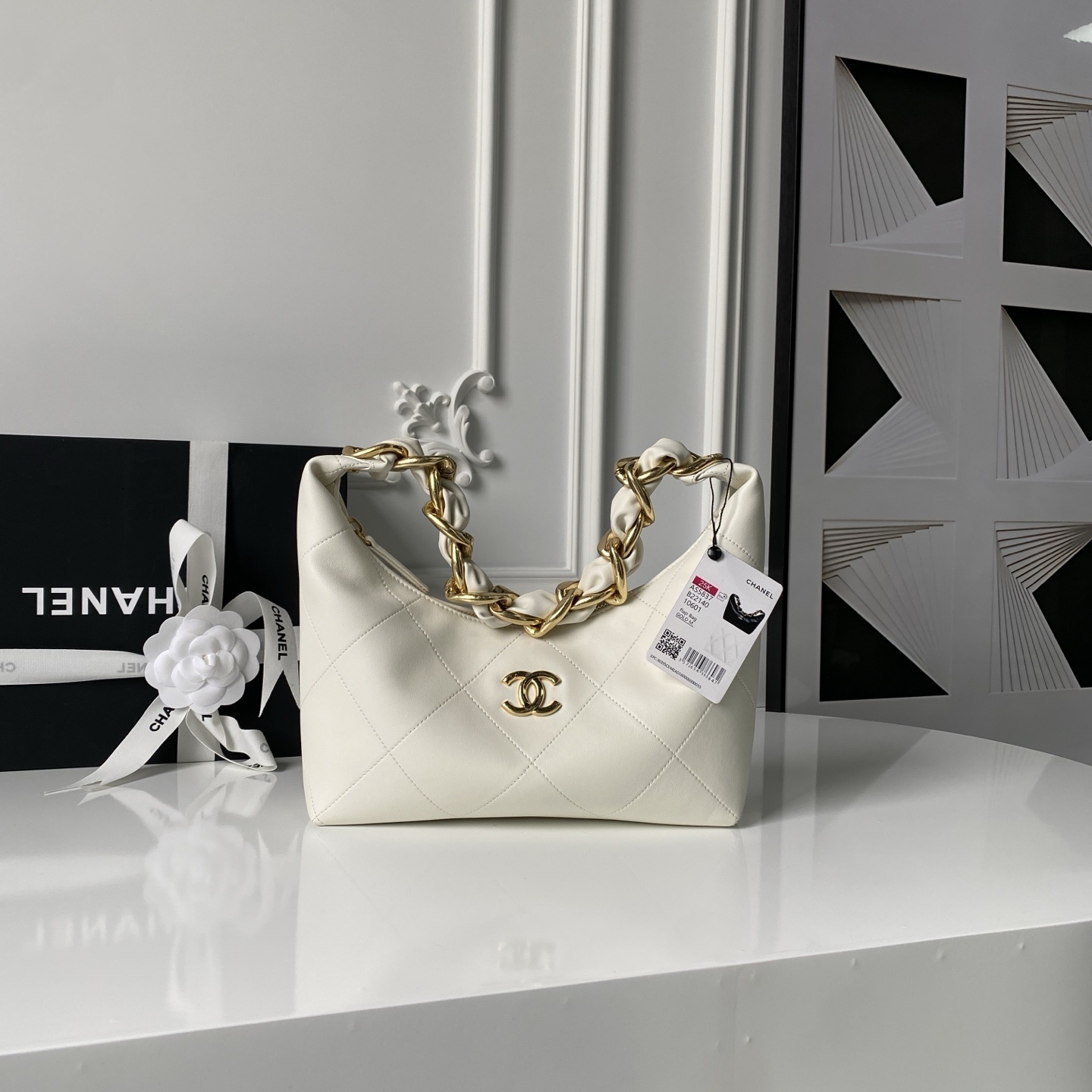 Chanel Hobo Handbag in white shiny calfskin with gold-tone metal hardware