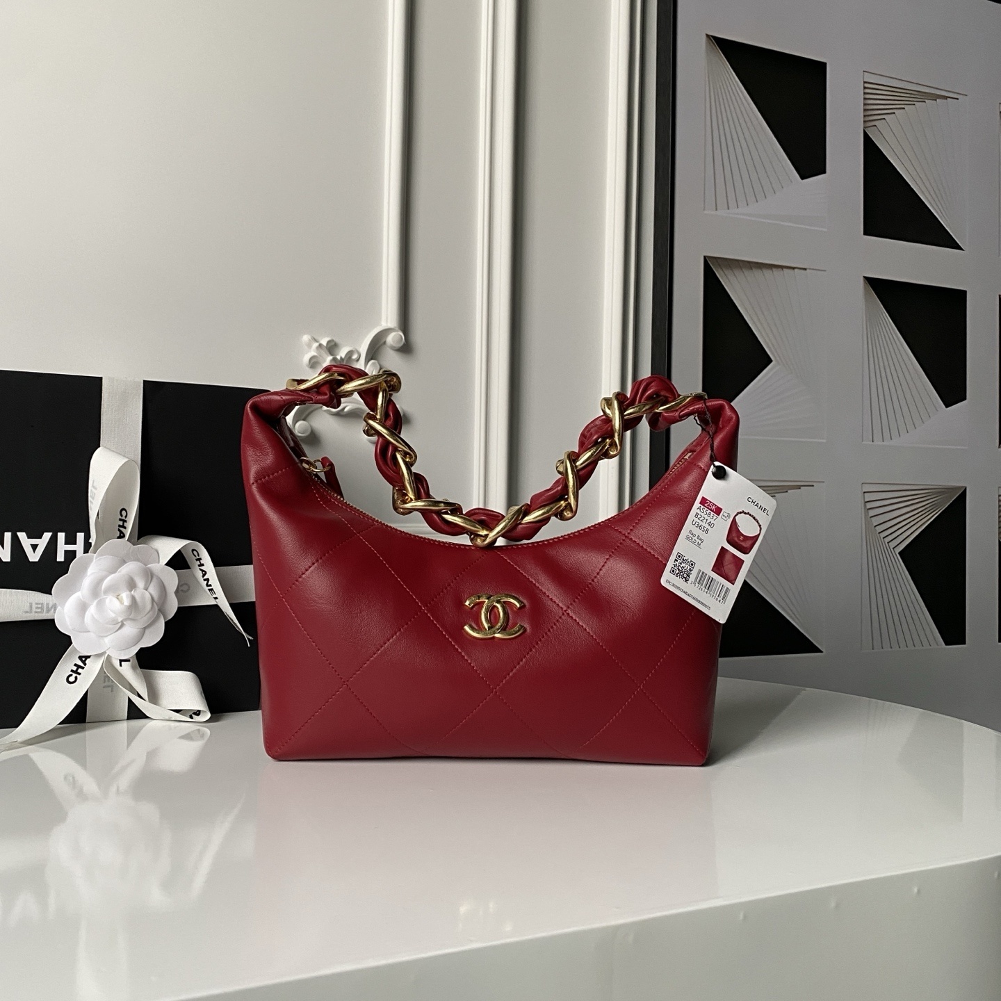 Chanel hobo handbag in red shiny calfskin with gold-tone metal