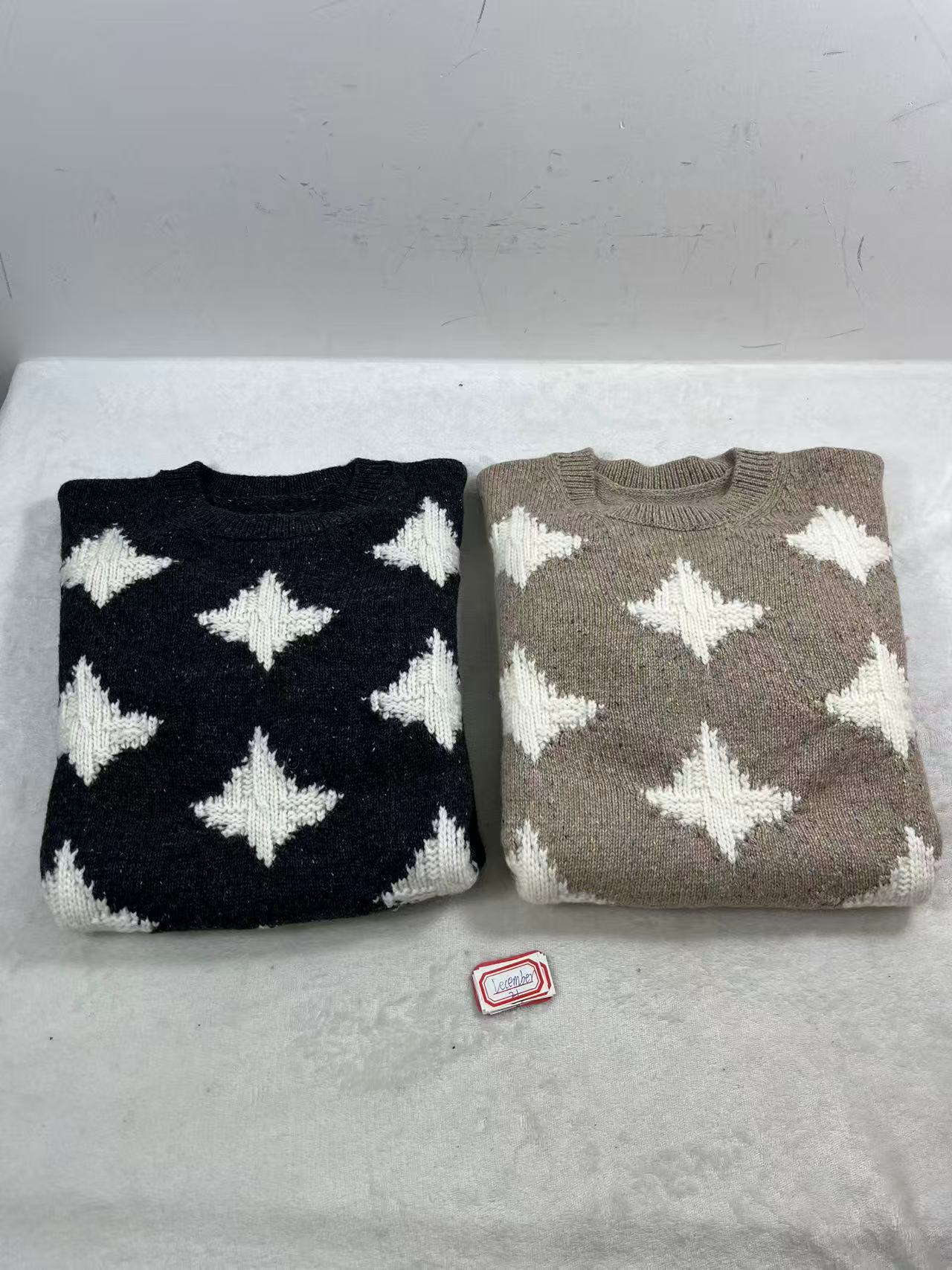 Loro Piana Val Thorens crewneck sweater grey and Black in cashmere with a star motif size XL usd154