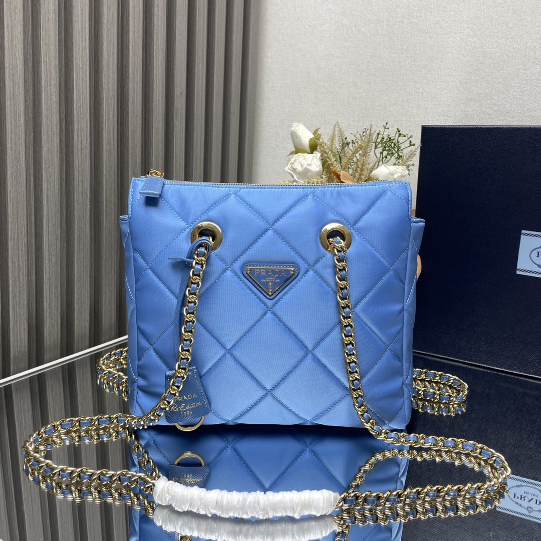 Prada Re-Edition 1995 Chaîne Re-Nylon tote bag in a quilted blue