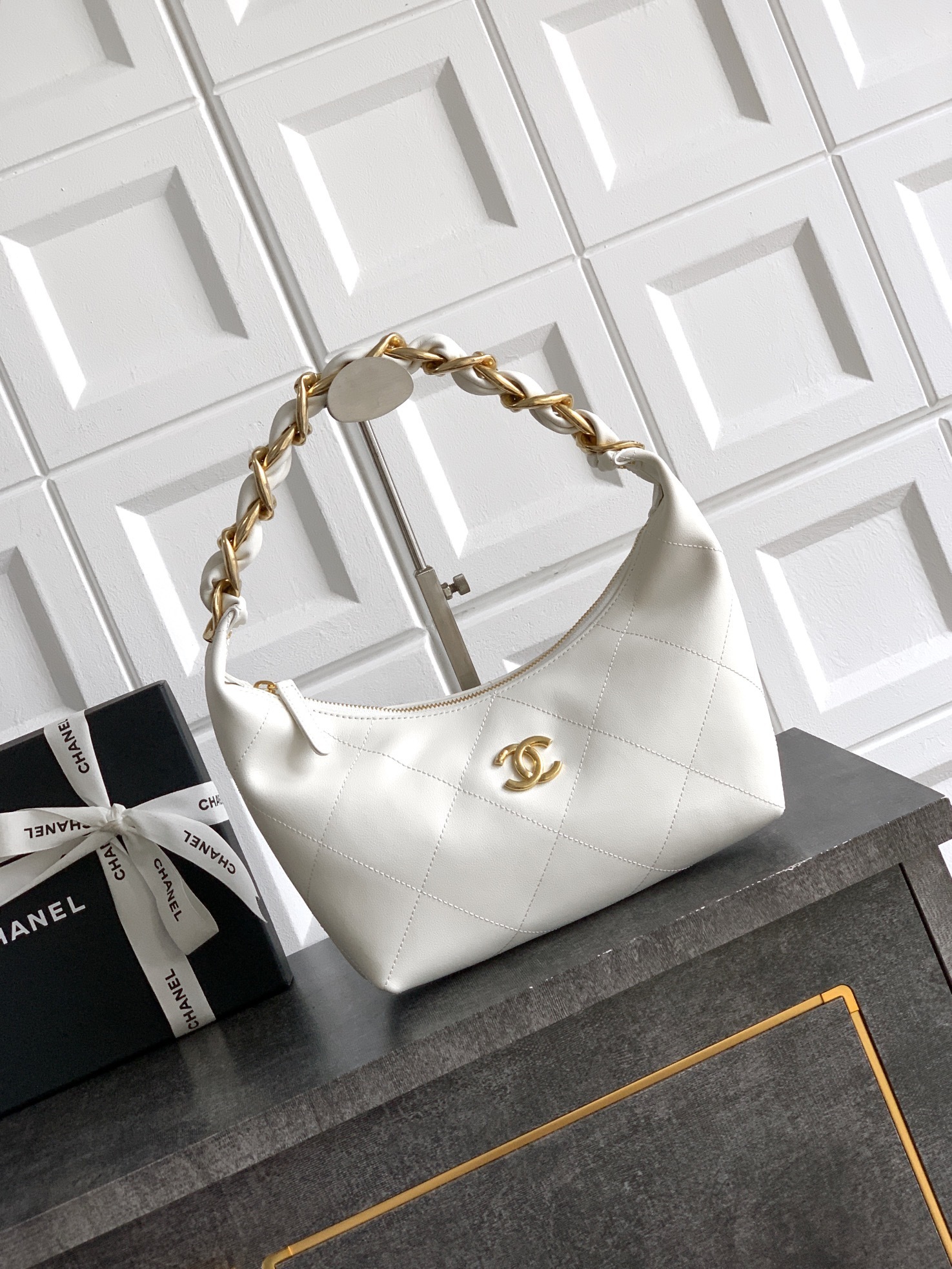 Chanel Maxi Hobo bag white in shiny lambskin with gold-tone metal hardware