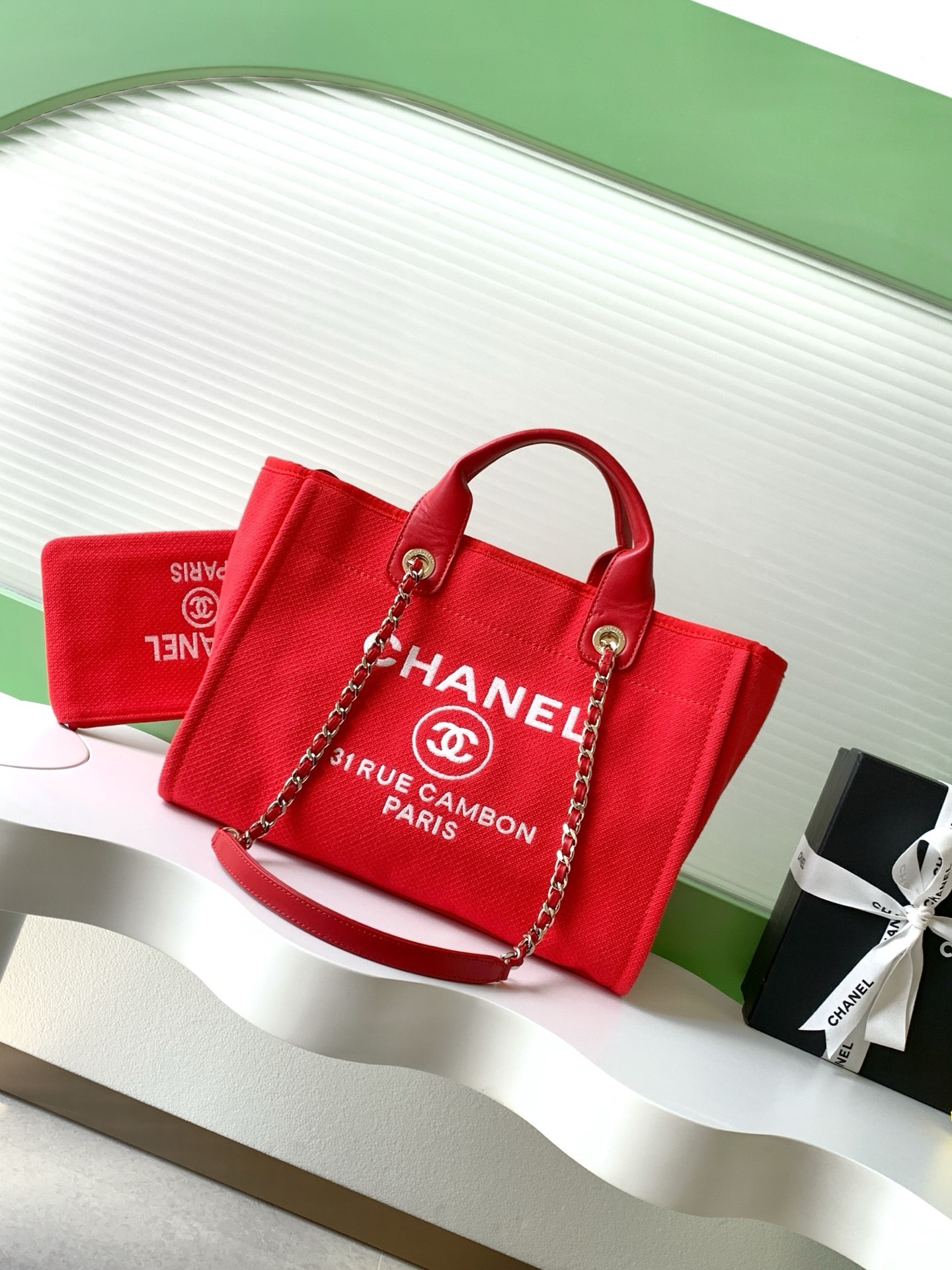 Chanel red canvas Chanel Deauville tote bag with a removable pouch