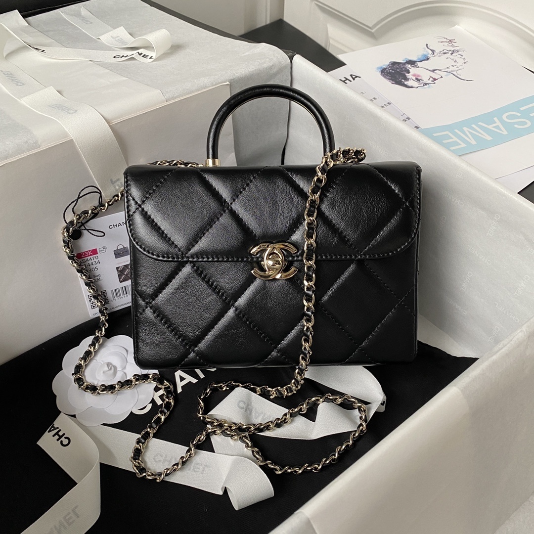 Chanel AS4470 handbag in black calfskin leather