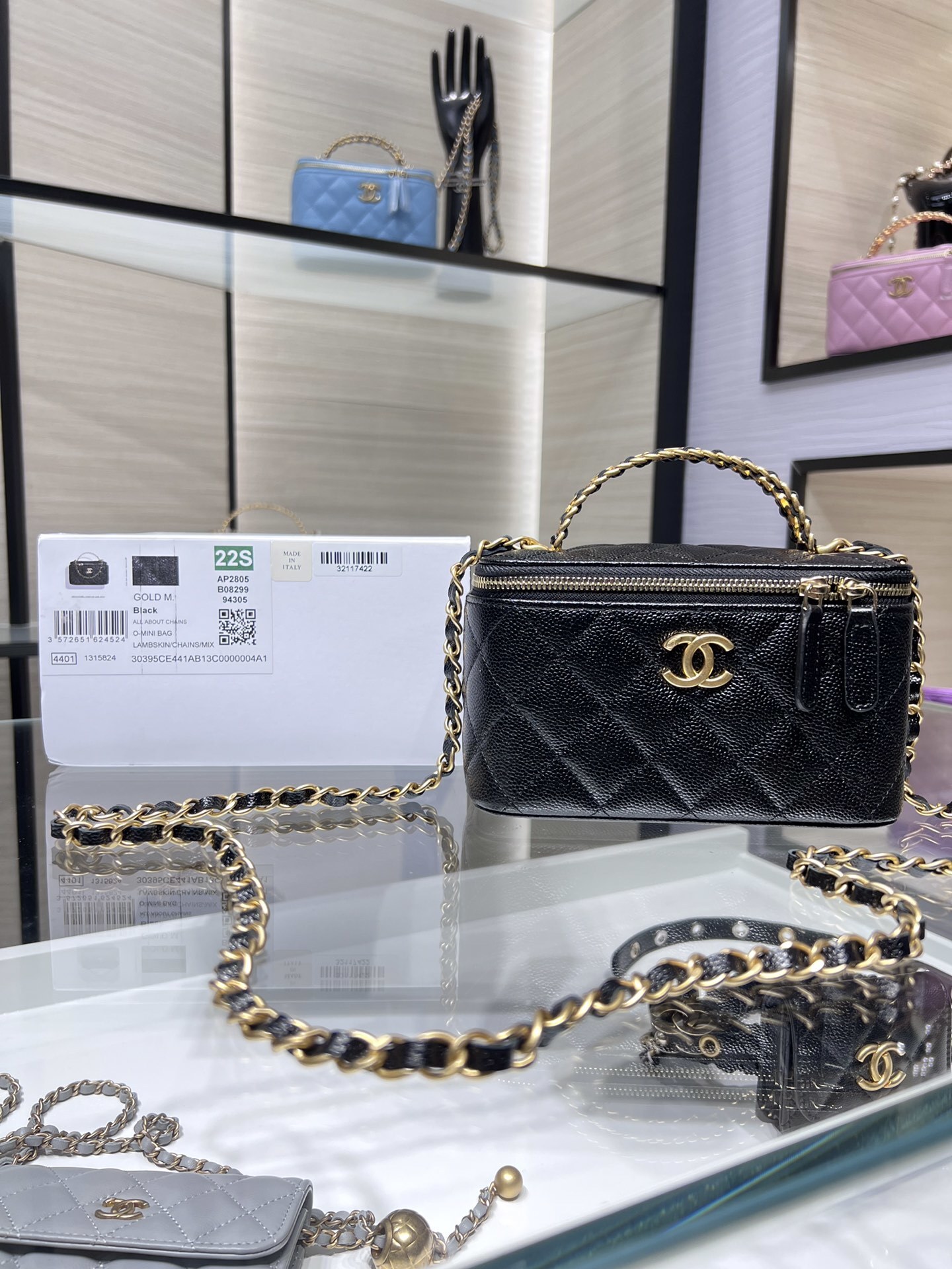 Chanel vanity case in black caviar leather with gold-tone hardware