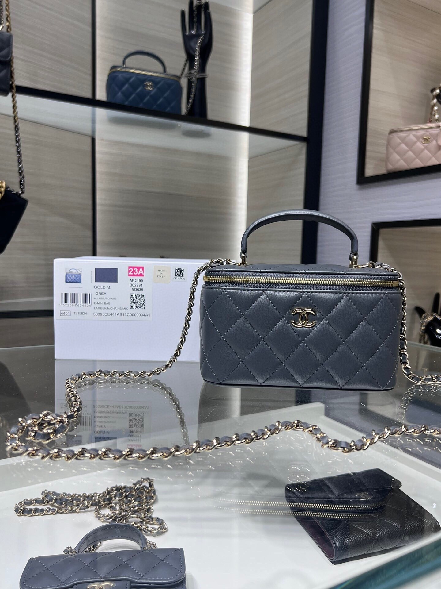 Chanel vanity case shoulder bag in grey leather