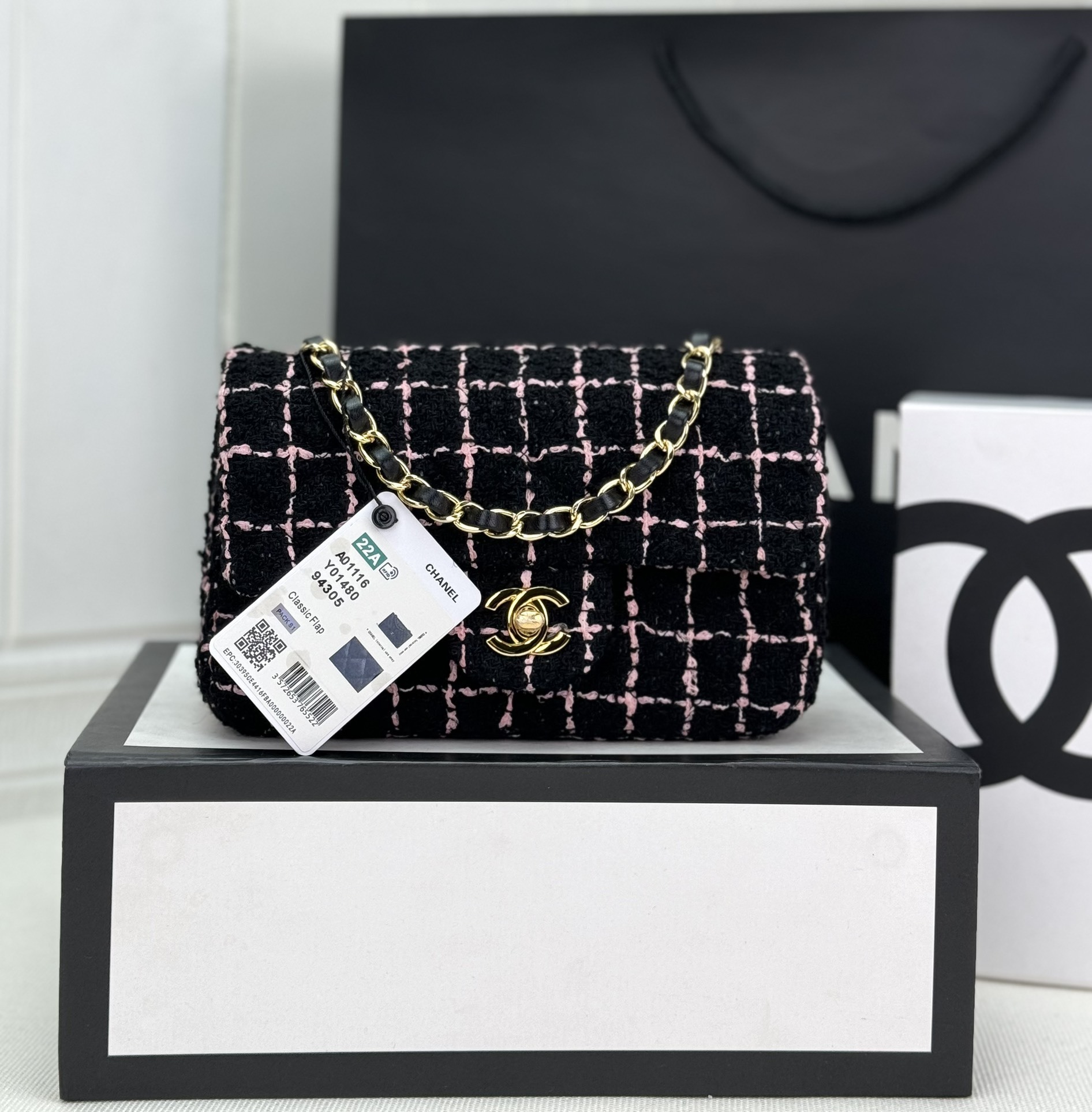 Chanel small flap bag in black and pink wood tweed with a camellia motif