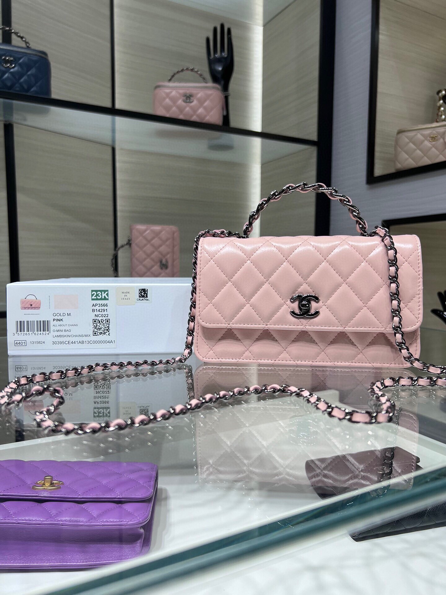 Chanel clutch with chain in light pink lambskin