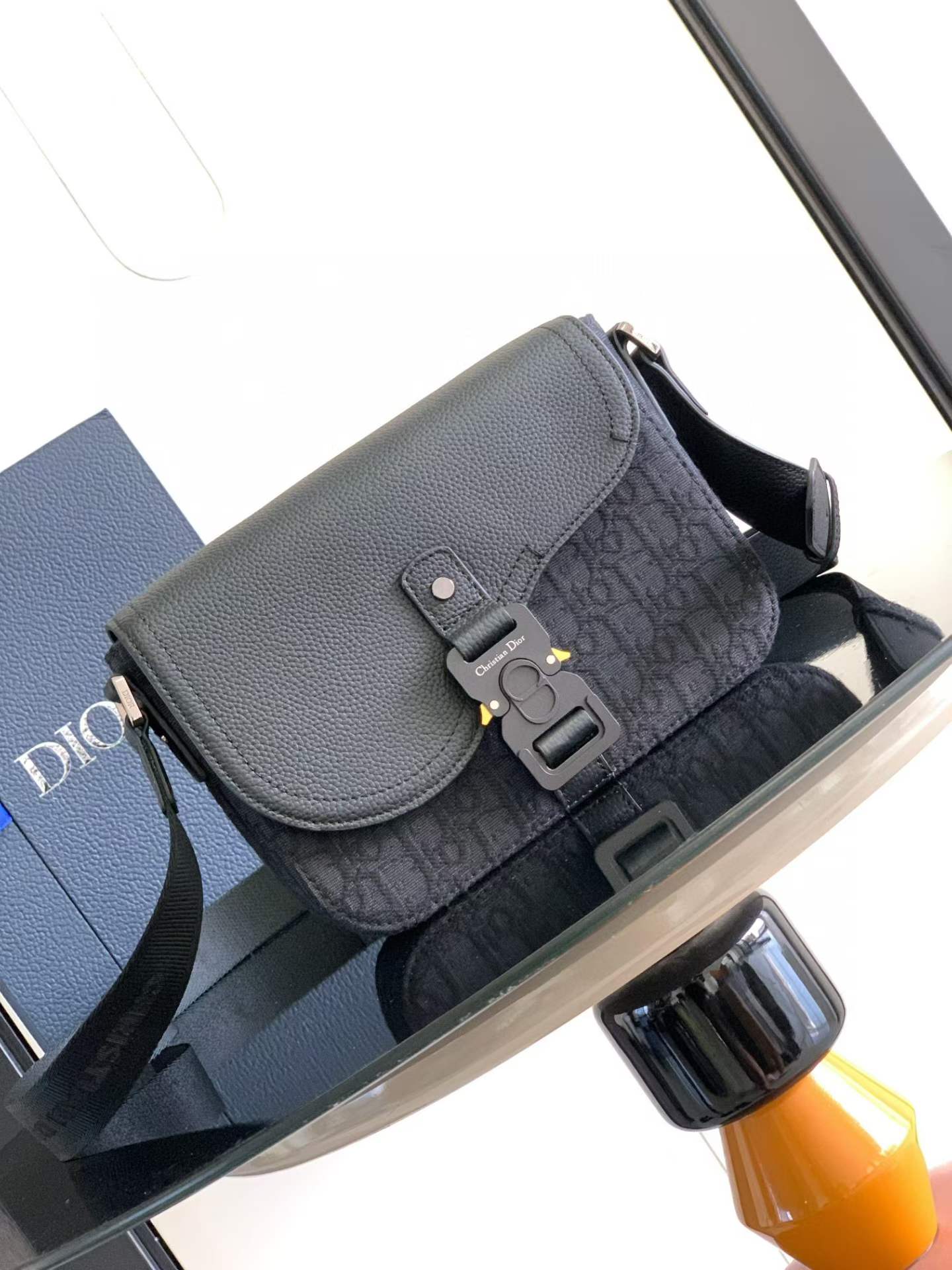 Dior Small Saddle Messenger Bag with Flap in black Dior Oblique jacquard and black grained calfskin with an aluminum buckle
