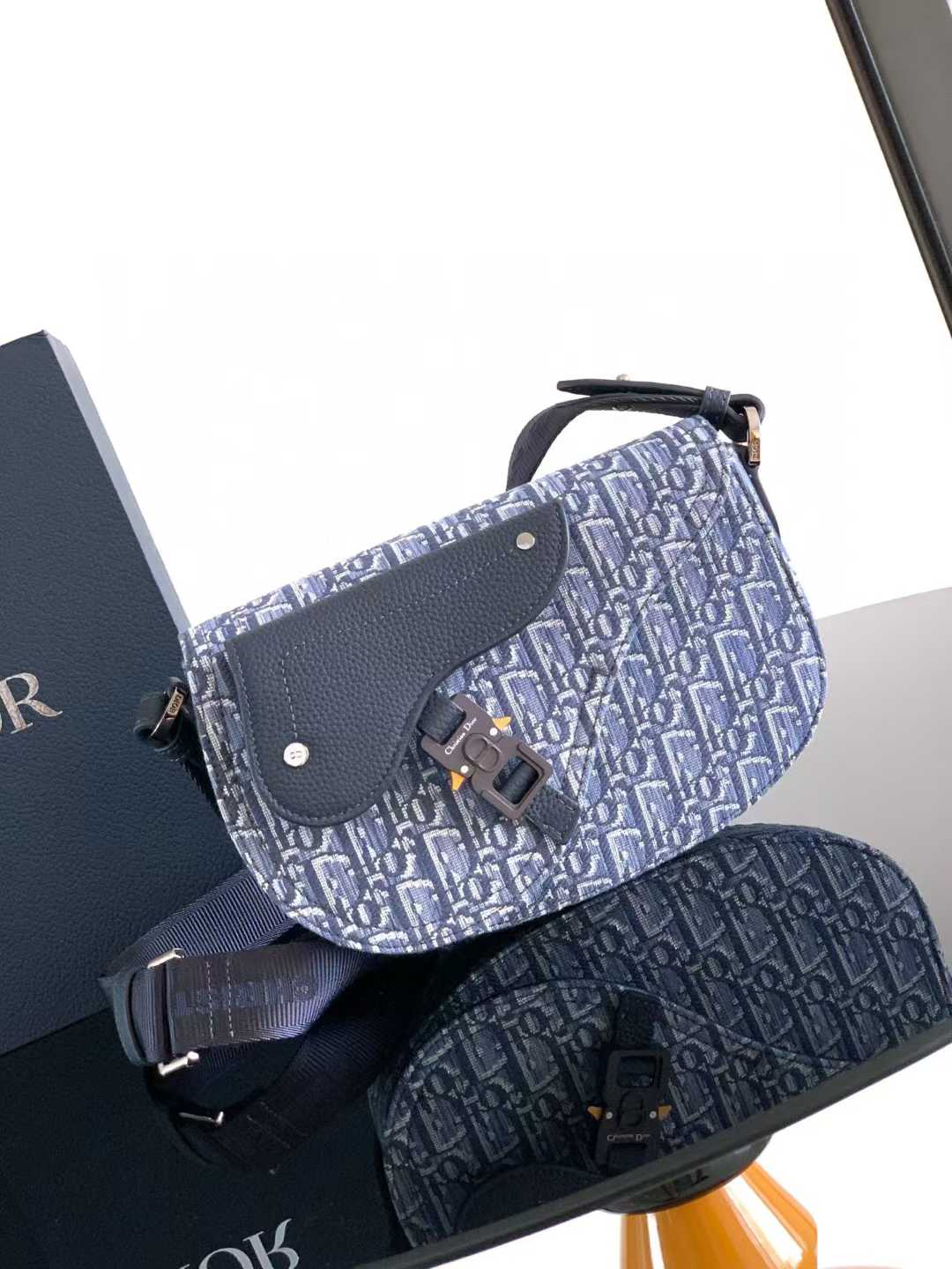 Dior Saddle messenger bag in black Dior Oblique jacquard and black grained calfskin