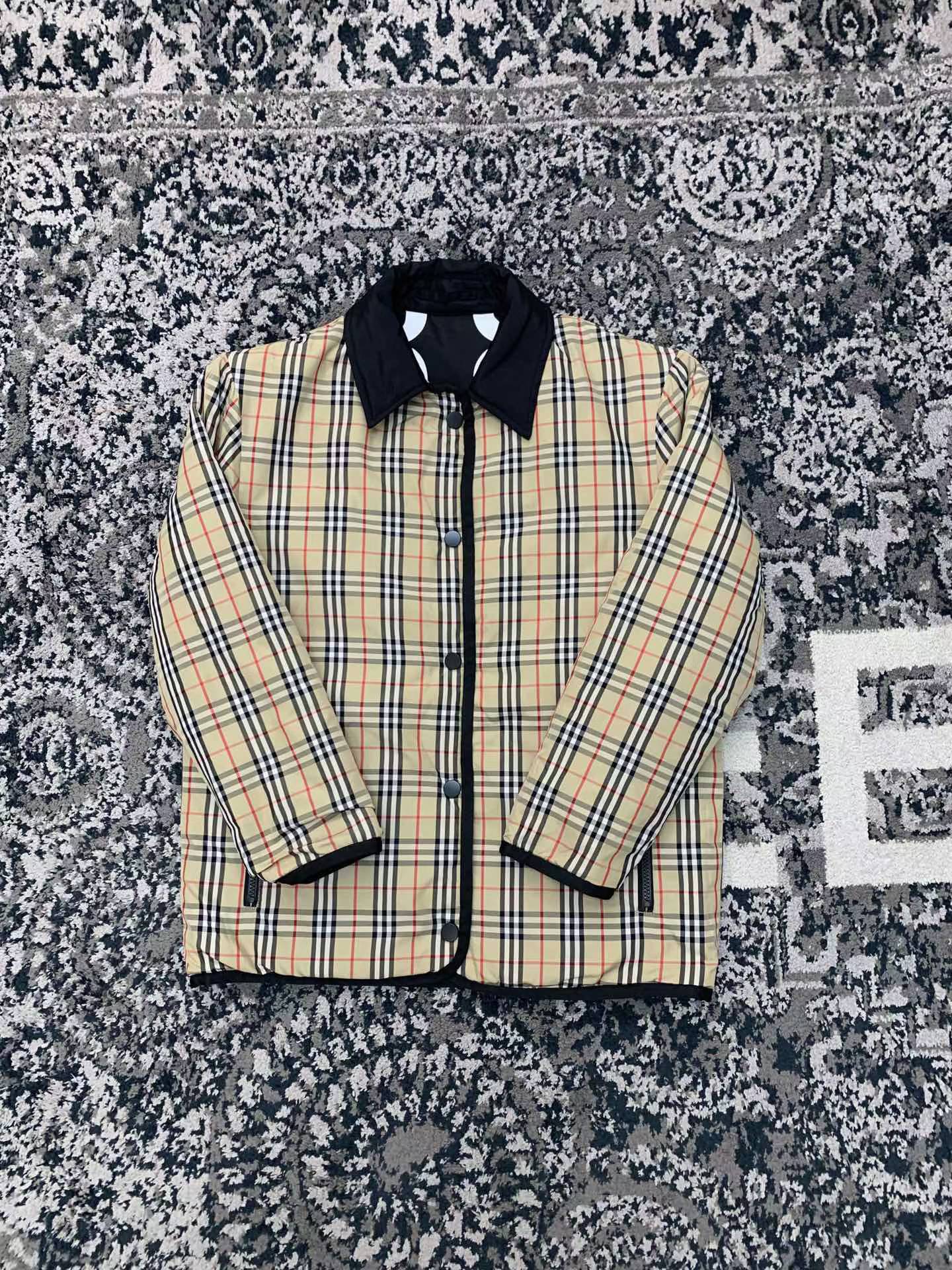 Burberry Kids Vintage Check-pattern Quilted Jacket in Archive beige with a black corduroy collar