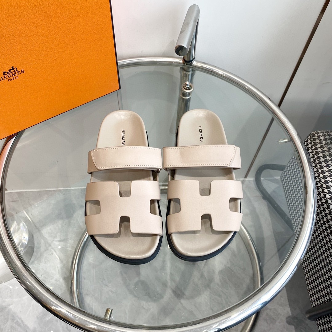 Hermès Chypre sandals in beige mastic rubber or beige sable suede