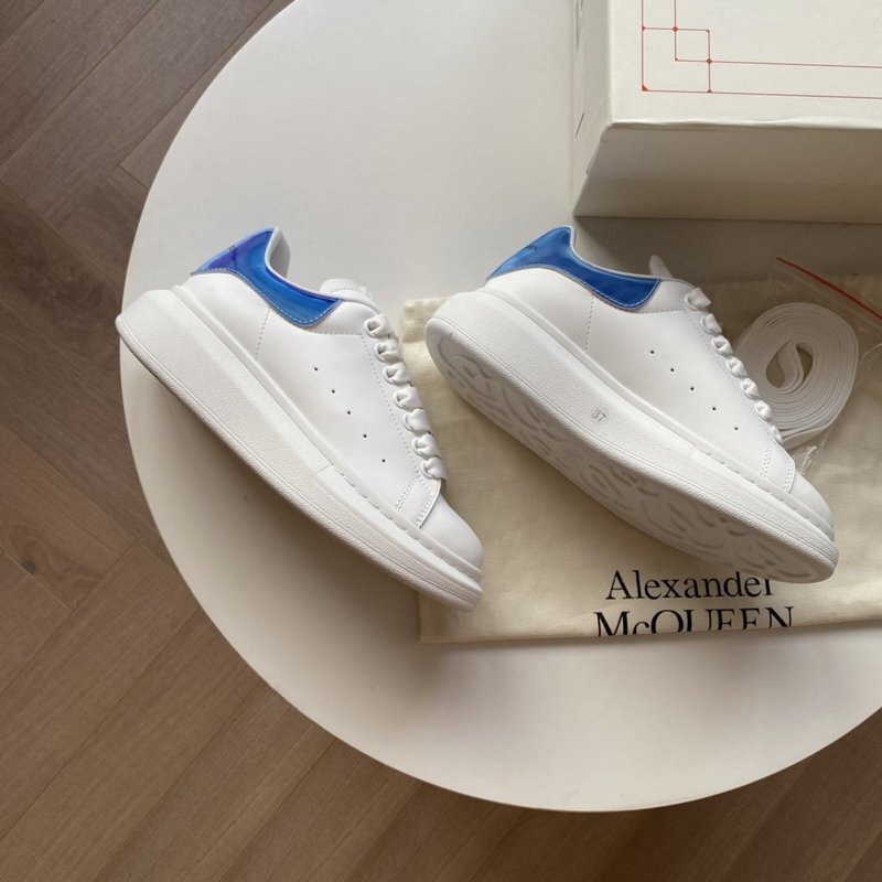 Alexander McQueen Oversized low-top leather sneaker with a contrasting blue heel