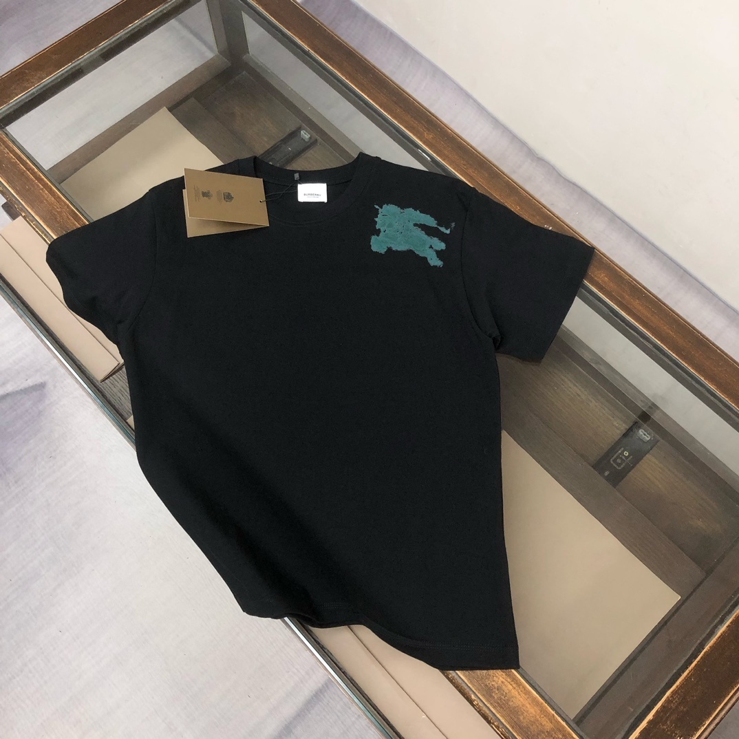 Burberry cotton jersey T-shirt black with a green Equestrian Knight Design logo print.