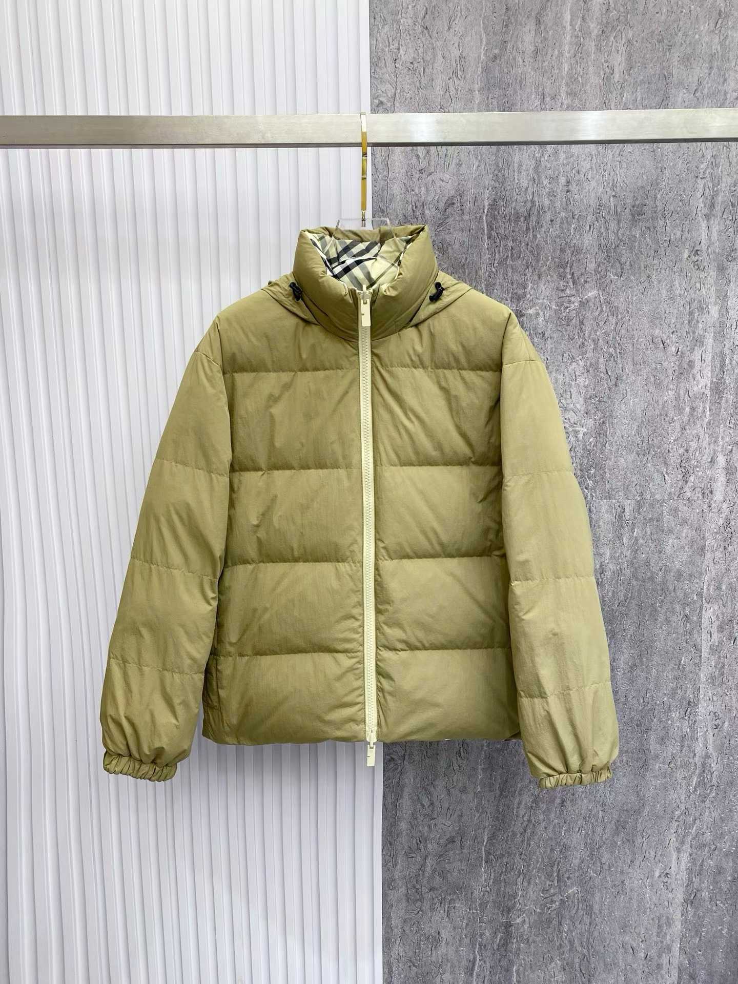 Burberry olive green detachable-sleeve puffer jacket filled with goose down and insulating fibers