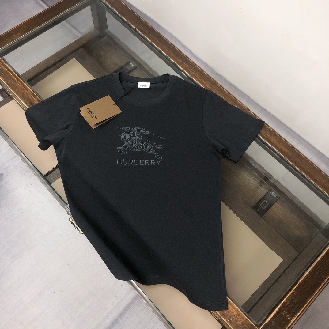 Burberry cotton jersey T-shirt with an embroidered Equestrian Knight Design and logo lettering