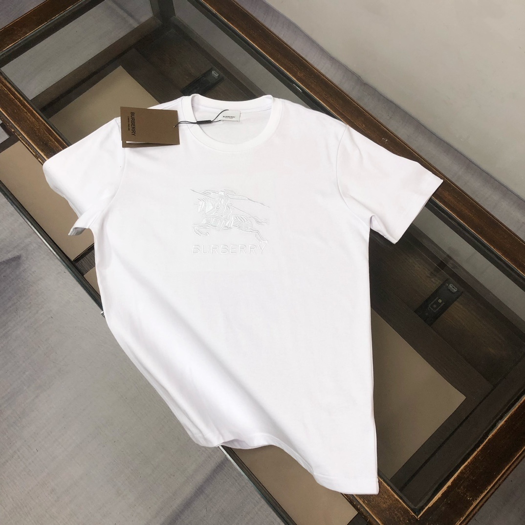 Burberry cotton t-shirt with an embroidered or embossed Equestrian Knight Design logo.