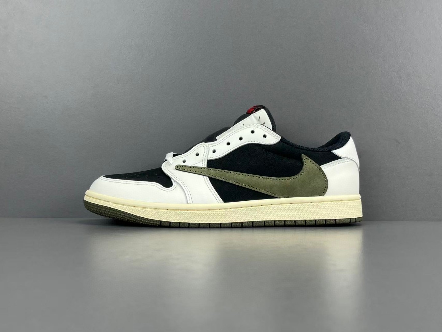 Nike Air Jordan 1 Low x Travis Scott "Medium Olive" sneaker