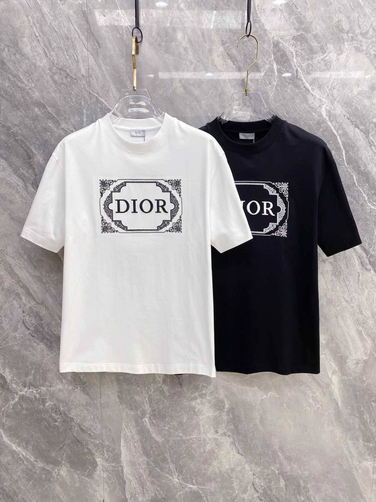 Dior T-shirt featuring a rectangular logo graphic Balck and White