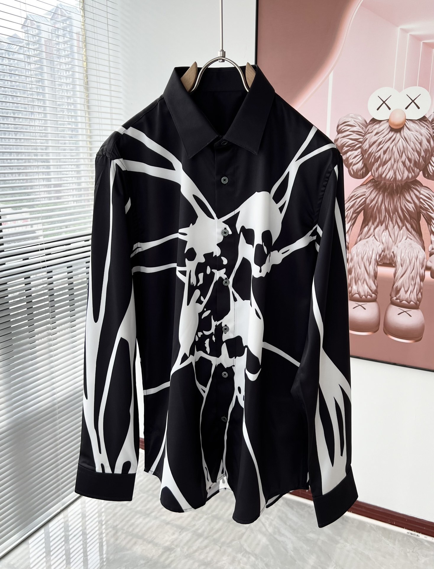 Alexander Mcqueen black  and white skull-print long-sleeved button-down shirt.
